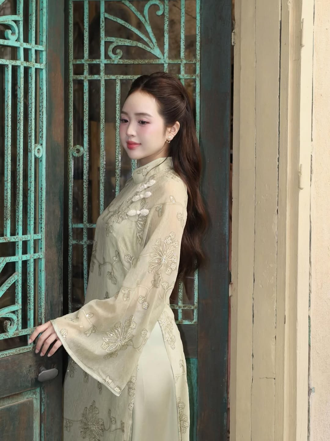 Bộ ảnh được thực hiện trong một không gian mang đậm màu sắc vintage với những mảng tường rêu phong, bàn gỗ mộc mạc và những vật dụng trang trí nhuốm màu thời gian. (Ảnh: IGNV)