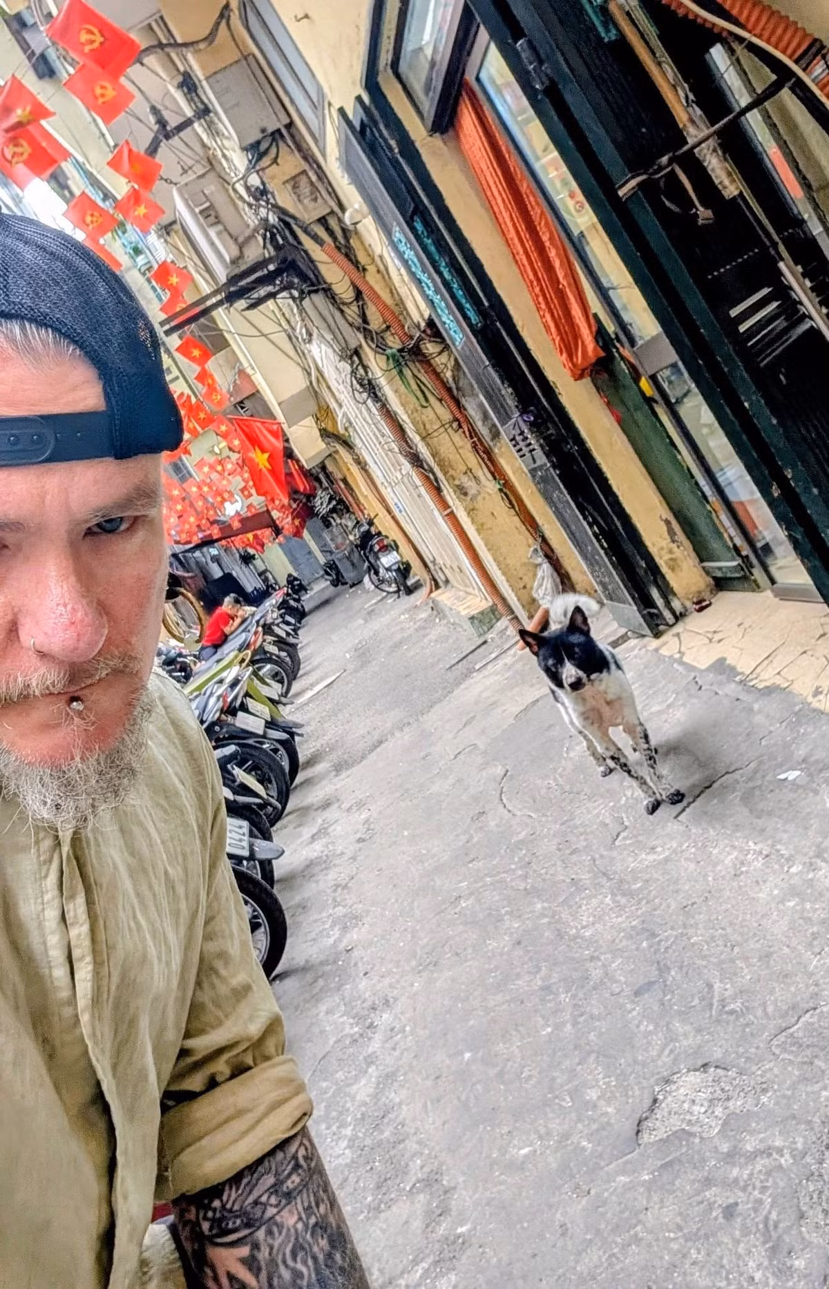 Trong khi hầu hết du khách quốc tế đến Việt Nam đều chọn chụp ảnh cùng các danh lam thắng cảnh nổi tiếng hay những món ăn đường phố hấp dẫn, một vị khách Tây đã tạo nên một "cơn sốt" trên mạng xã hội nhờ bộ sưu tập ảnh "không giống ai".