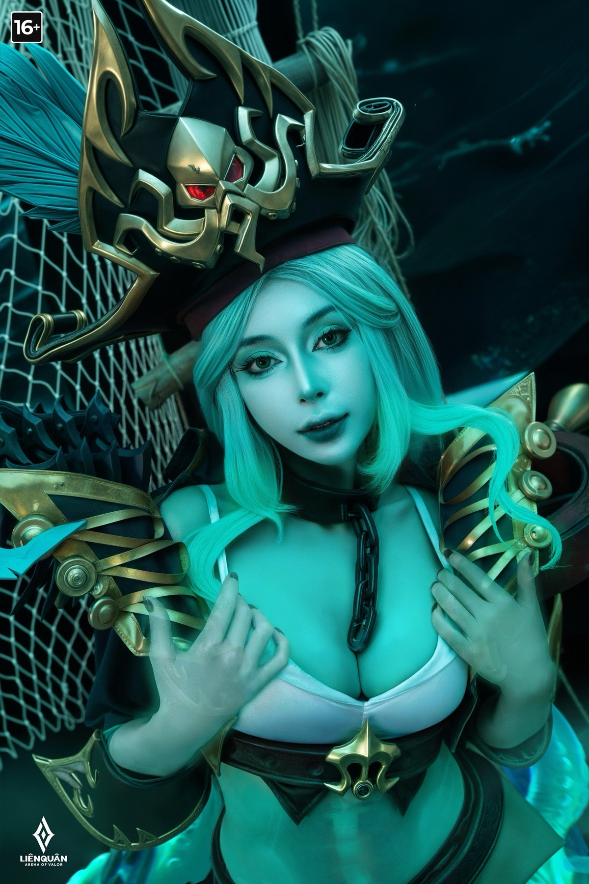 Bối cảnh chụp ảnh được đầu tư kỹ lưỡng với tông màu xanh lục bảo huyền ảo, hiệu ứng ánh sáng như dưới đáy đại dương và các chi tiết như lưới đánh cá, dây xích neo tàu ma quái. (Ảnh: Garena Liên Quân Mobile)