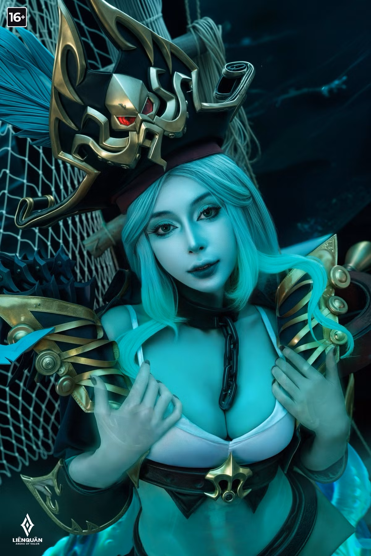 Bối cảnh chụp ảnh được đầu tư kỹ lưỡng với tông màu xanh lục bảo huyền ảo, hiệu ứng ánh sáng như dưới đáy đại dương và các chi tiết như lưới đánh cá, dây xích neo tàu ma quái. (Ảnh: Garena Liên Quân Mobile)