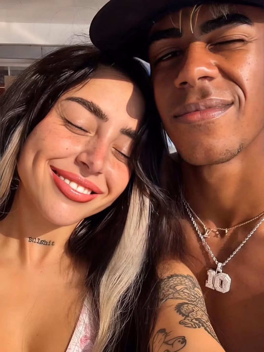 Thời gian gần đây, giới truyền thông và người hâm mộ bóng đá quốc tế liên tục xôn xao về mối quan hệ tình cảm giữa thần đồng bóng đá Tây Ban Nha, Lamine Yamal (sinh năm 2007), và nữ rapper người Argentina bốc lửa Nicki Nicole (Nicole Denise Cucco, sinh năm 2000).