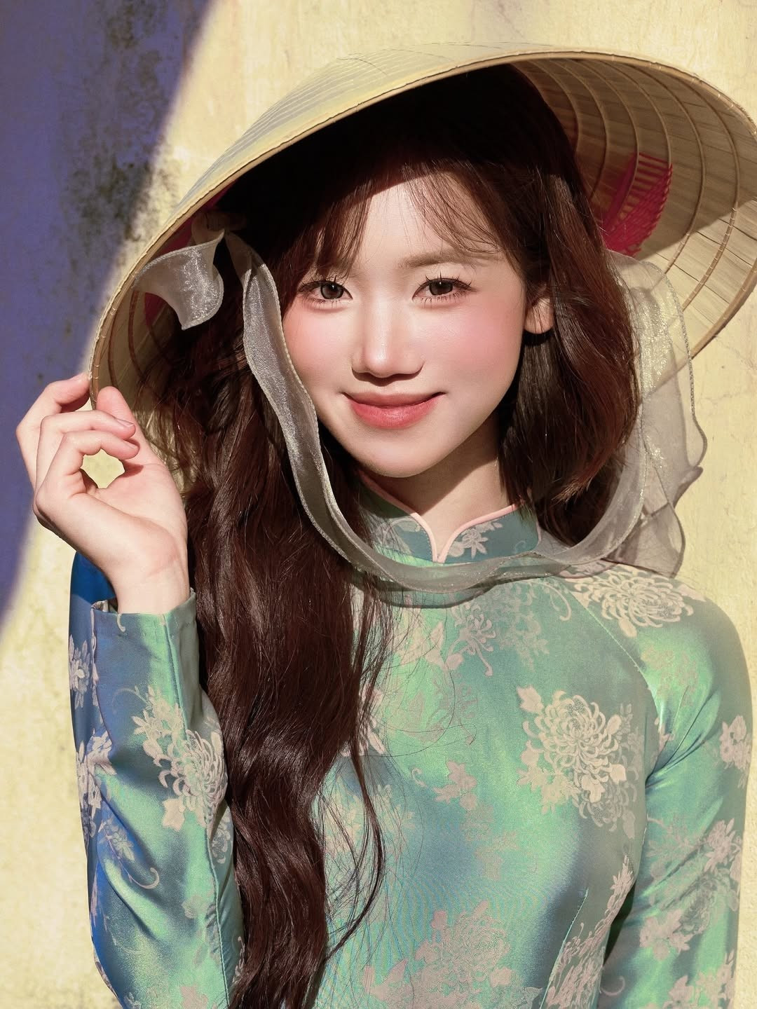 Bộ ảnh không chỉ đơn thuần là những khoảnh khắc đẹp để chia sẻ lên mạng xã hội, mà còn là cách cô nàng quảng bá hình ảnh con người và du lịch Việt Nam đến với bạn bè quốc tế. (Ảnh: IGNV)