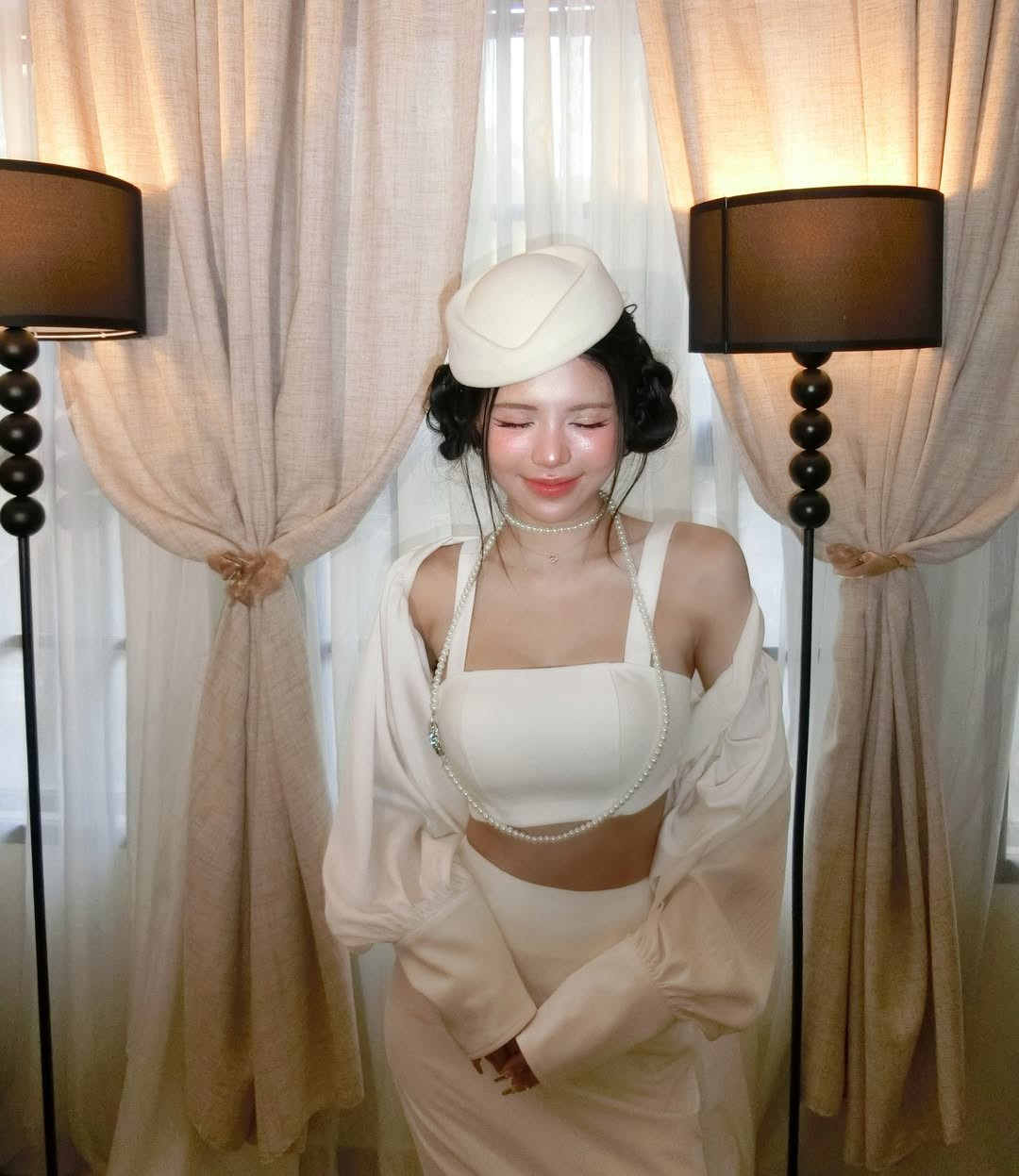 Vẫn giữ tinh thần gợi cảm, thế nhưng bộ ảnh mới nhất của Mai Dora chấm phá thêm nét thanh lịch, cổ điển như một quý cô đầy sang chảnh, khiến cộng đồng fan không khỏi xuýt xoa. (Ảnh: IGNV)