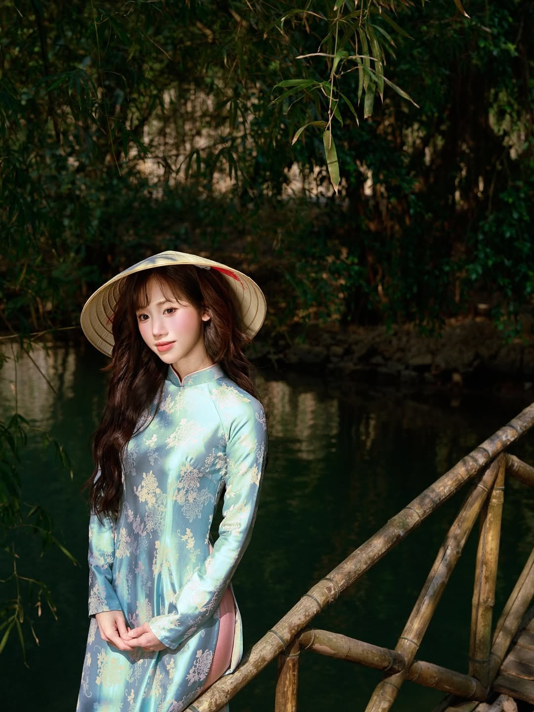 Chiếc nón lá - biểu tượng của phụ nữ Việt - càng làm tôn lên vẻ đẹp thuần khiết, dịu dàng của cô gái trẻ. (Ảnh: IGNV)