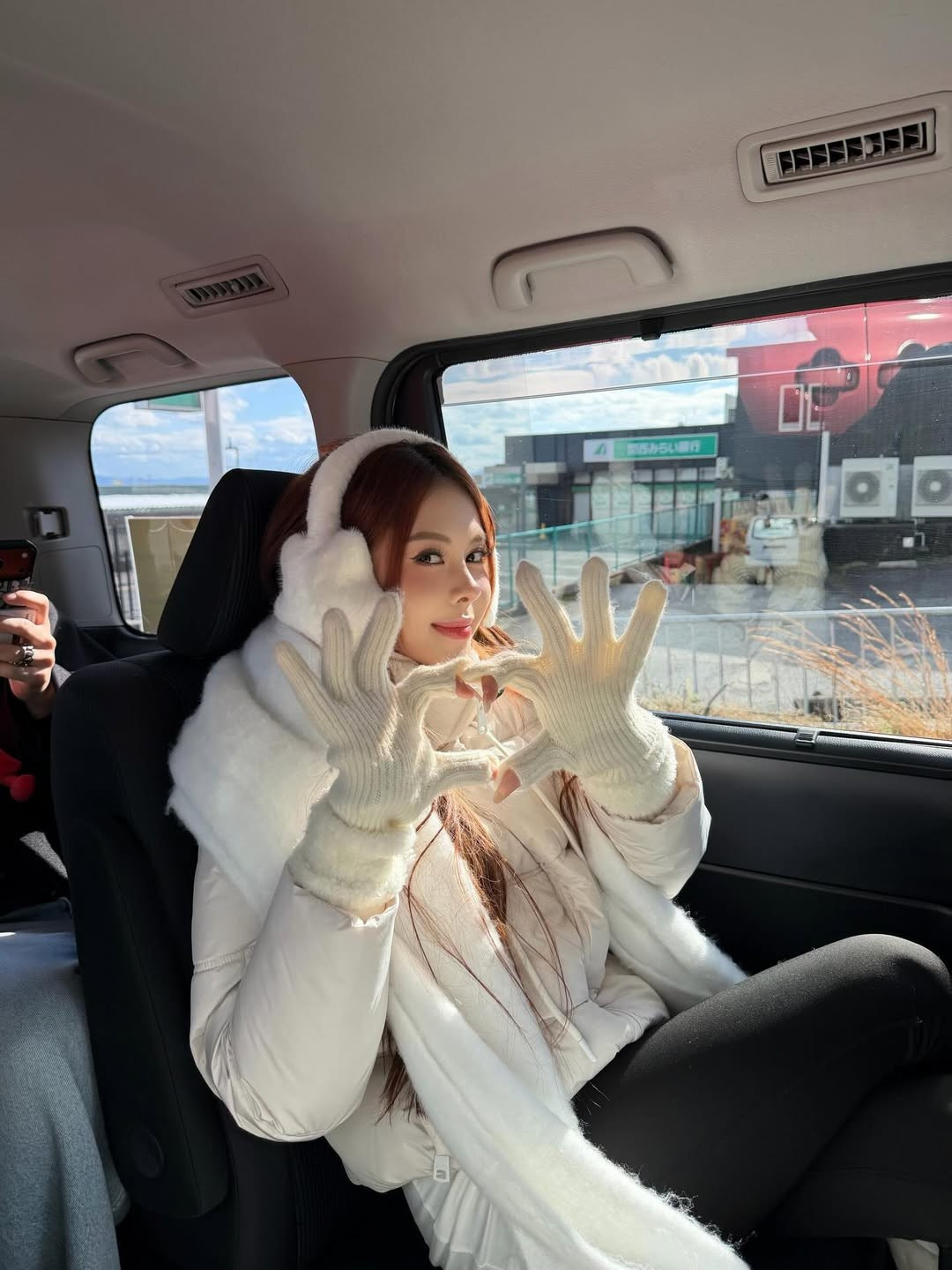 Dưới bài đăng, hàng loạt bình luận khen ngợi nhan sắc ngày càng thăng hạng của nàng TikToker. Bài đăng của cô nàng cũng đã thu hút hơn 20.000 lượt yêu thích. (Ảnh: IGNV)