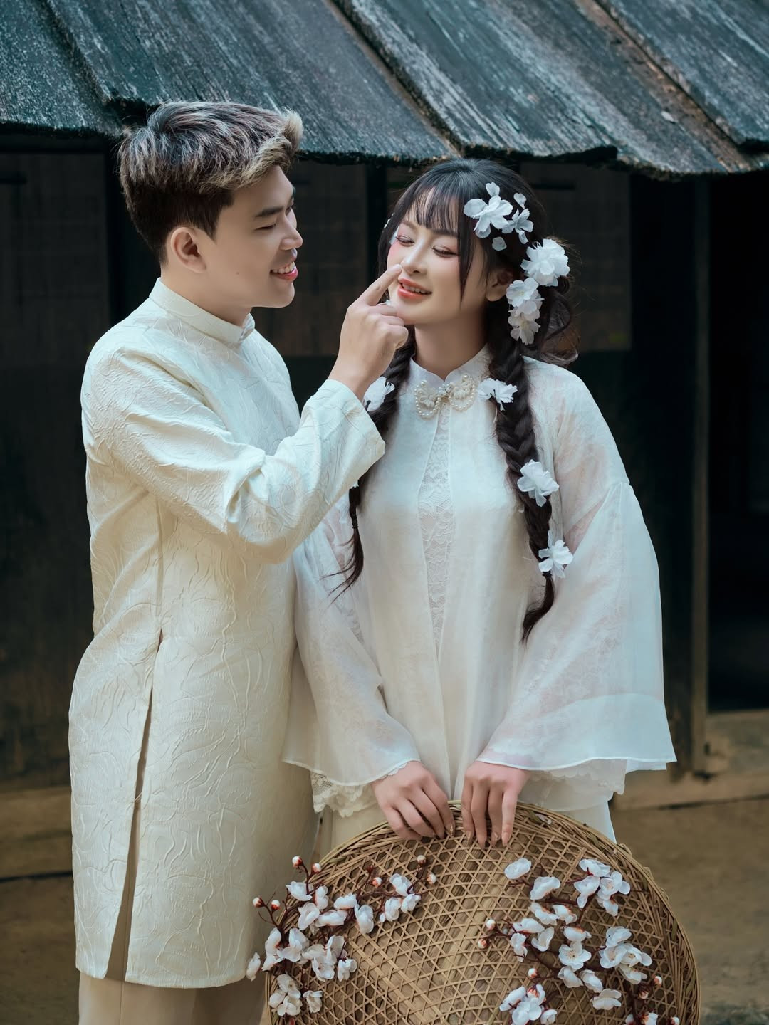 Những bình hoa sen trắng, hoa lay ơn hay chỉ đơn giản là một vài nhành cây khô được sắp đặt khéo léo, tạo nên một khung hình giàu chất thơ, hệt như những thước phim điện ảnh về Hà Nội xưa. (Ảnh: IGNV)