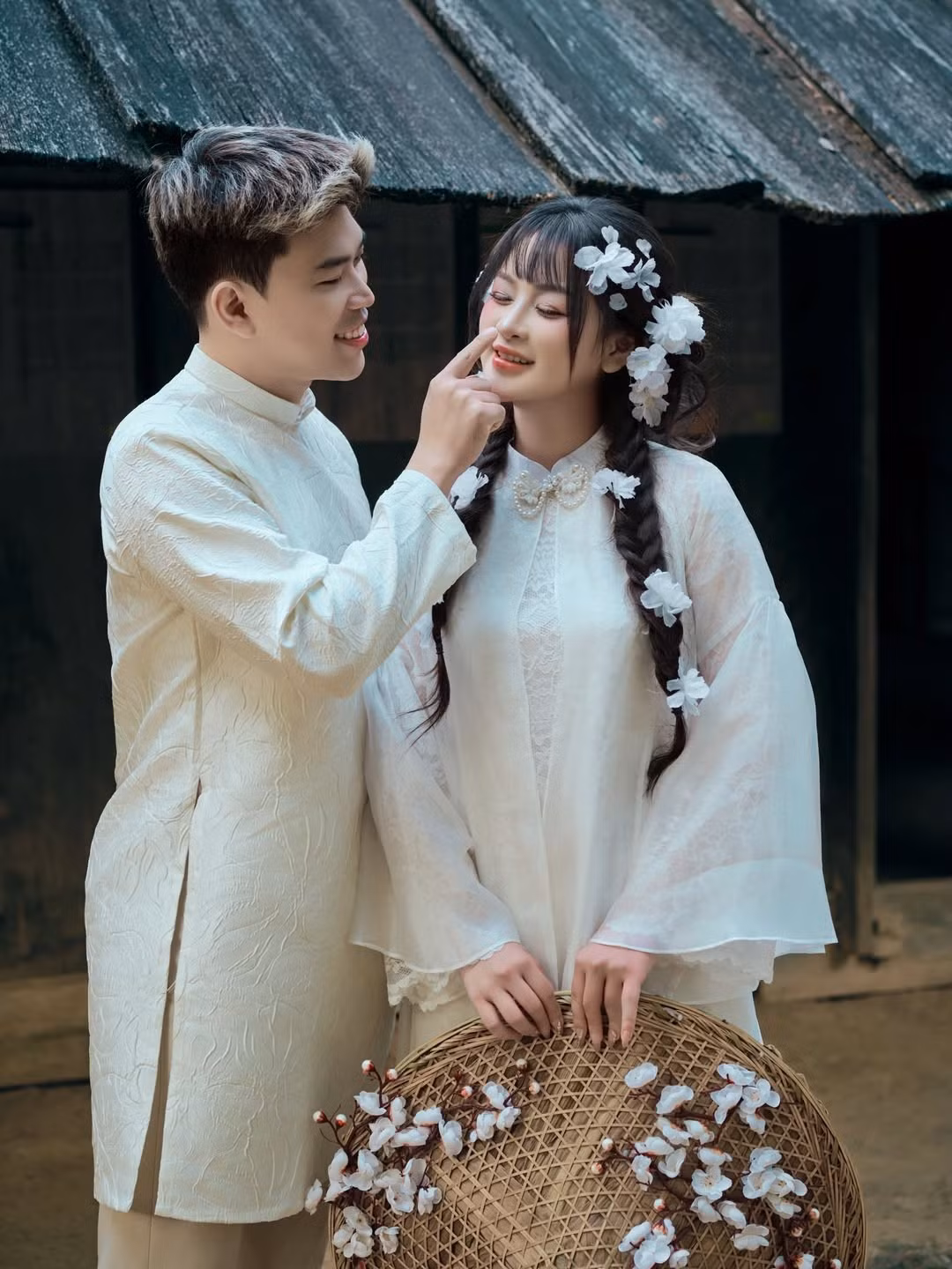 Những bình hoa sen trắng, hoa lay ơn hay chỉ đơn giản là một vài nhành cây khô được sắp đặt khéo léo, tạo nên một khung hình giàu chất thơ, hệt như những thước phim điện ảnh về Hà Nội xưa. (Ảnh: IGNV)