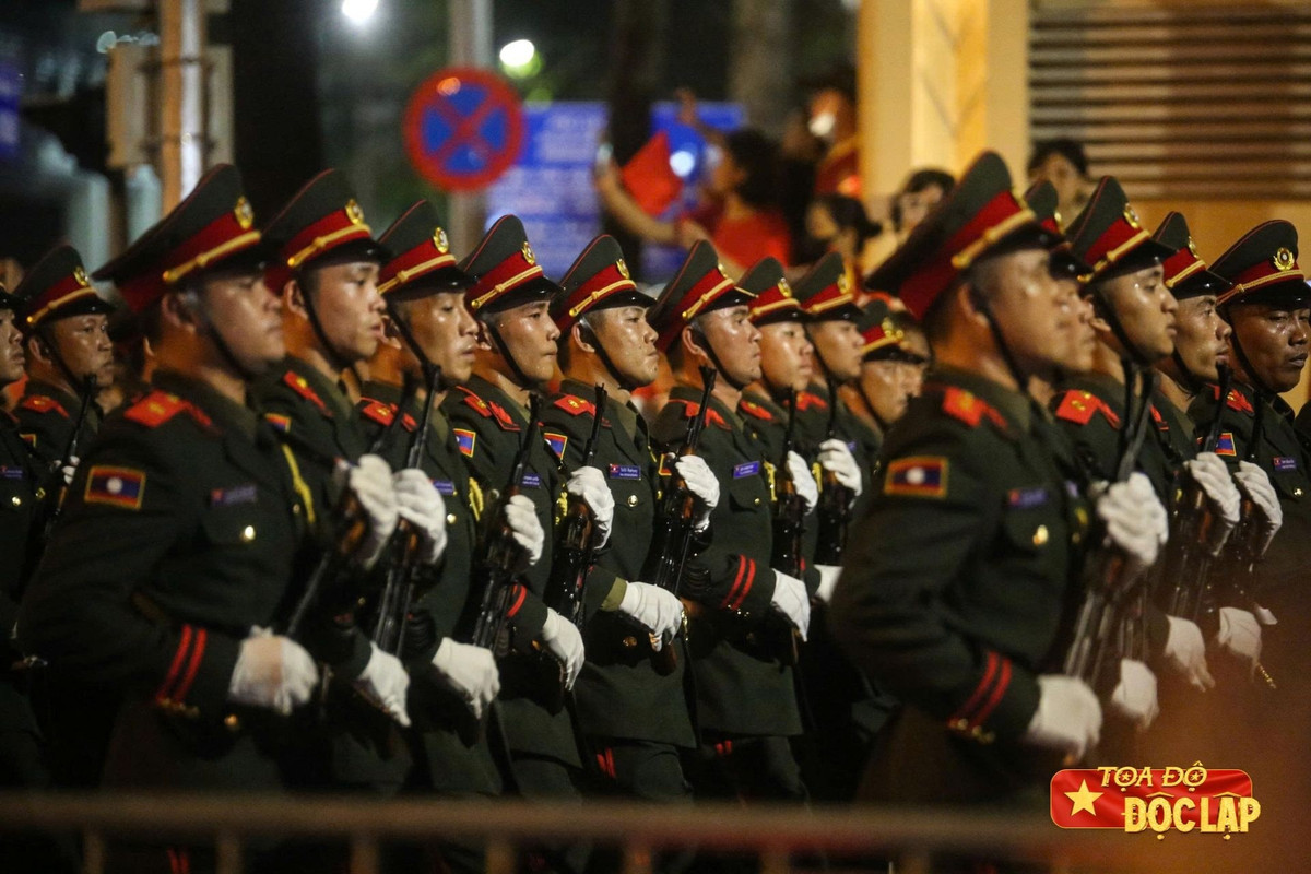 Các chiến sĩ Lào giữ nhịp bước chắc chắn, hàng ngũ chỉnh tề, tạo nên hình ảnh trang nghiêm khi đi qua phố phường thủ đô. Sáng 16/8, 110 cán bộ, chiến sĩ Quân đội nhân dân Lào đã vượt hơn 350 km từ thủ đô Viêng Chăn, qua cửa khẩu quốc tế Cầu Treo để tới Hà Nội. Ảnh: Nhật Anh.