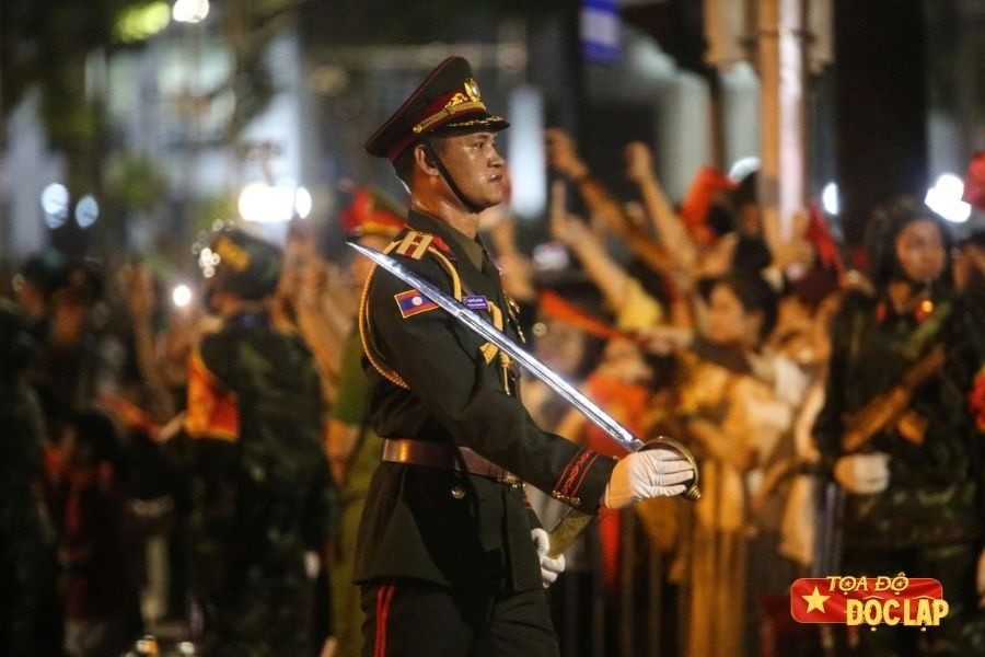 Sau giờ diễu binh, mồ hôi chảy đẫm gương mặt và vai áo của một chiến sĩ Lào, tuy vậy anh vẫn giữ tác phong kỷ luật. Ảnh: Nhật Anh.
