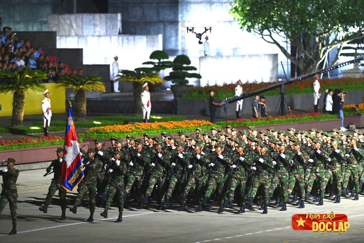 Khối quân đội Campuchia bước đi trong tư thế trang nghiêm, đội ngũ chỉnh tề, nhịp chân dứt khoát, tạo nên khung cảnh hùng tráng trên quảng trường lịch sử. Sau khi qua lễ đài, các khối quân đội nước ngoài sẽ di chuyển theo bốn tuyến đường đã được bố trí. Ảnh: Việt Linh.