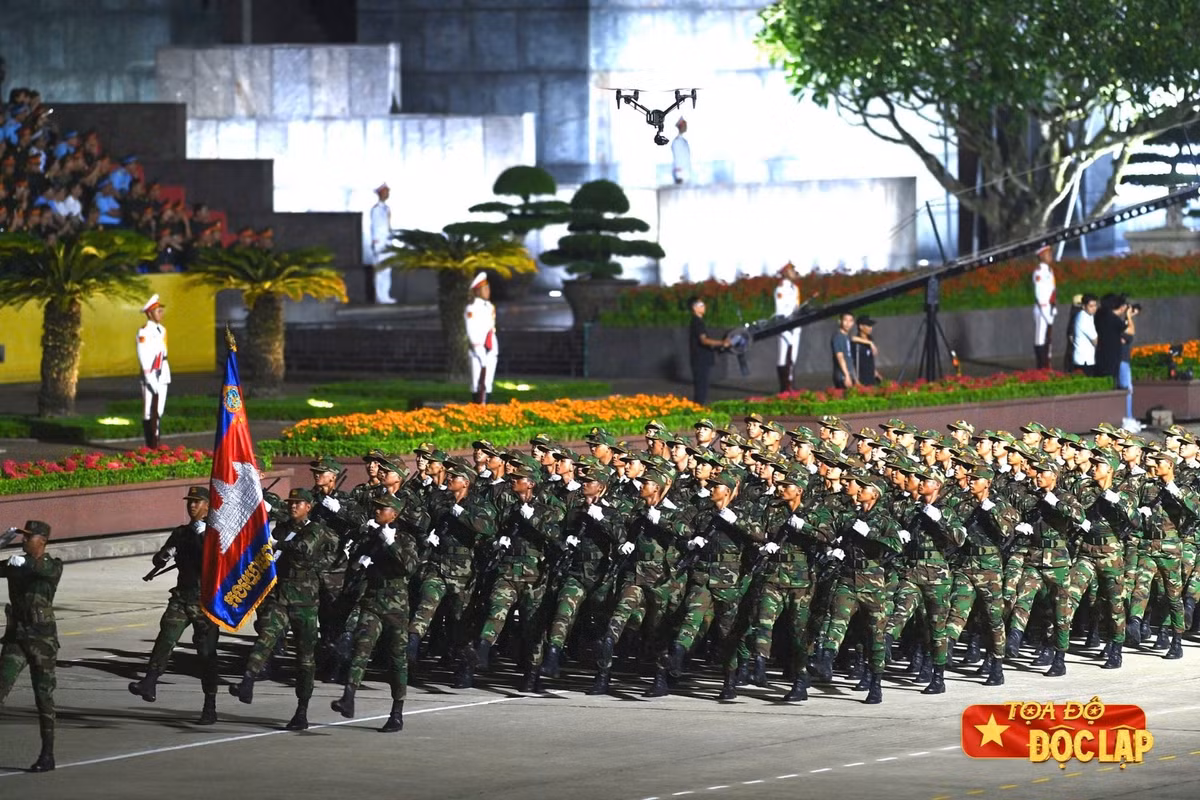 Khối quân đội Campuchia bước đi trong tư thế trang nghiêm, đội ngũ chỉnh tề, nhịp chân dứt khoát, tạo nên khung cảnh hùng tráng trên quảng trường lịch sử. Sau khi qua lễ đài, các khối quân đội nước ngoài sẽ di chuyển theo bốn tuyến đường đã được bố trí. Ảnh: Việt Linh.