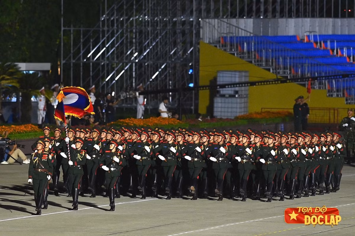 Sau nhiều tháng tập luyện, tối 21/8, các khối Quân đội, Công an, xe cơ giới cùng đoàn quân nhân Liên bang Nga, Lào và Campuchia lần đầu hợp luyện diễu binh, diễu hành trên Quảng trường Ba Đình và đường phố Hà Nội, hướng tới lễ kỷ niệm 80 năm Quốc khánh 2/9. Ảnh: Việt Linh.