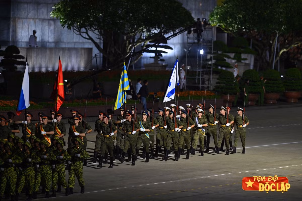 Trước đó, trong lễ kỷ niệm 50 năm ngày Giải phóng miền Nam, thống nhất đất nước vừa qua, lực lượng quân đội Lào và Campuchia đã cùng hiện diện tại Việt Nam, góp mặt trong đội hình diễu binh. Còn vào ngày 9/5, Quân đội nhân dân Việt Nam sải bước trên Quảng trường Đỏ ở Moskva trong lễ duyệt binh kỷ niệm 80 năm Ngày Chiến thắng Chiến tranh Vệ quốc vĩ đại. Ảnh: Việt Linh.