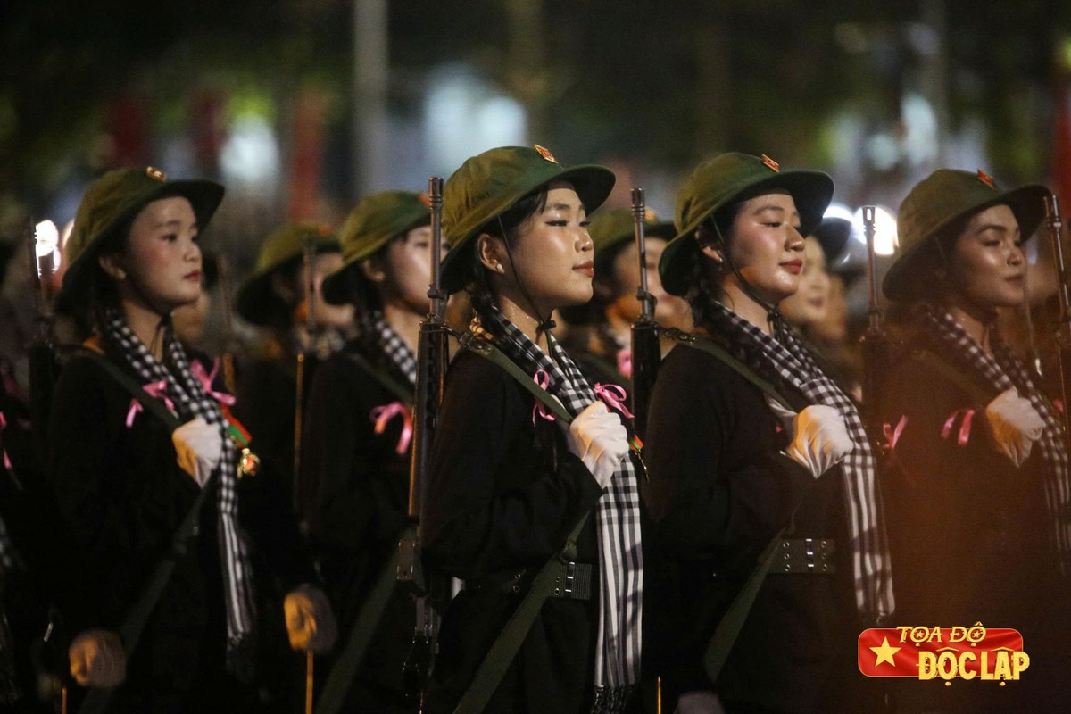 Lần đầu tiên sau nhiều tháng miệt mài trên thao trường, các chiến sĩ được hòa mình vào không khí phố phường, sải bước trong vòng tay và tiếng reo hò nồng nhịp của người dân. Theo kế hoạch, trước khi bước vào sơ duyệt tối 27/8 và tổng duyệt sáng 30/8, các lực lượng tham gia Lễ diễu binh, diễu hành tại Quảng trường Ba Đình sẽ trải qua thêm một buổi tổng hợp luyện nữa vào tối 24/8. Ảnh: Nhật Anh.