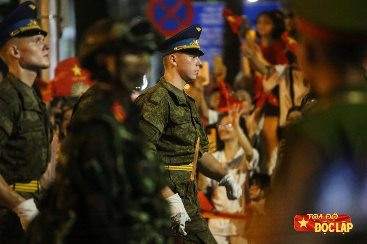 Các chiến sĩ Nga với trang phục xanh thẫm, mũ kê-pi nổi bật, bước đi mạnh mẽ trên đường phố thủ đô, thu hút ánh nhìn của người xem. Ảnh: Nhật Anh.