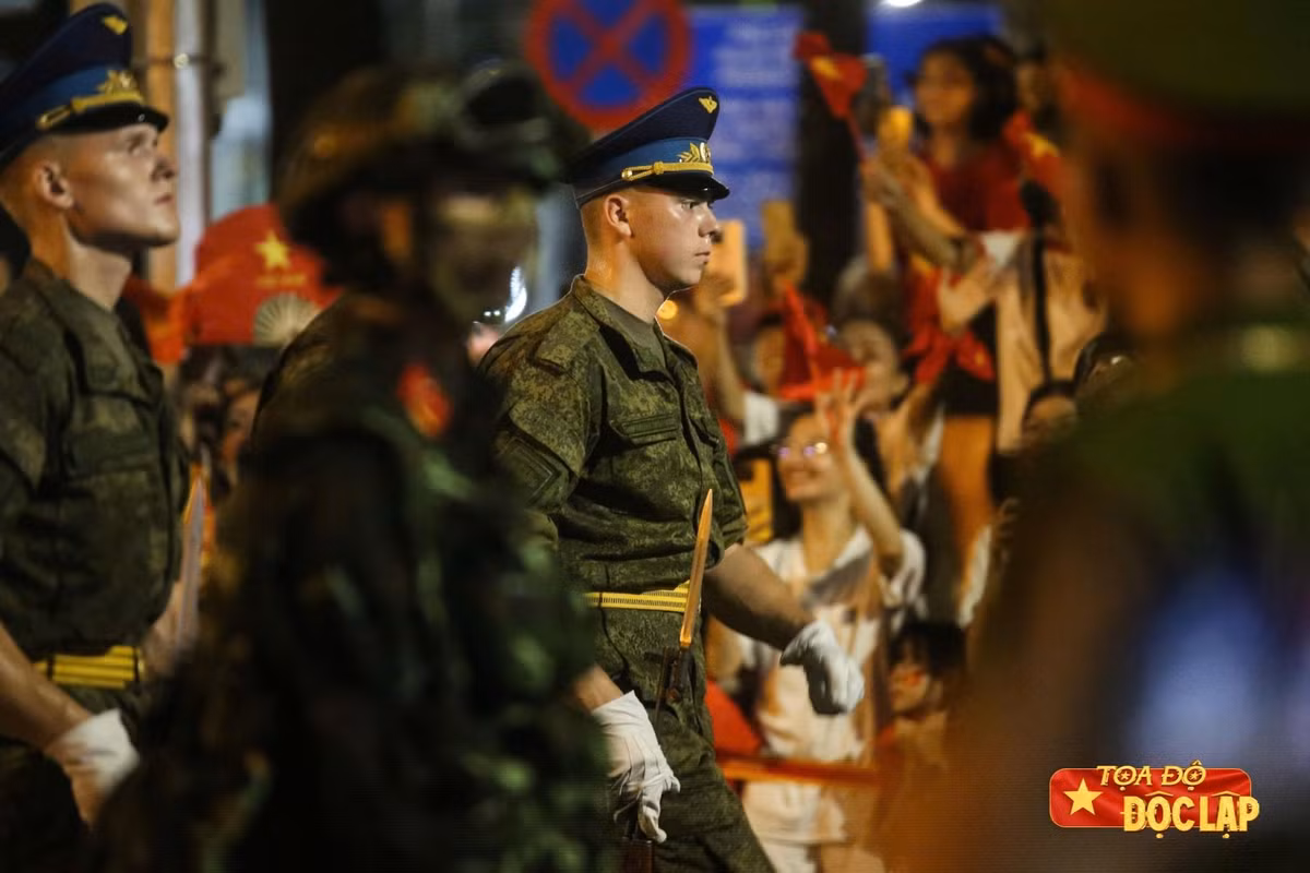 Các chiến sĩ Nga với trang phục xanh thẫm, mũ kê-pi nổi bật, bước đi mạnh mẽ trên đường phố thủ đô, thu hút ánh nhìn của người xem. Ảnh: Nhật Anh.