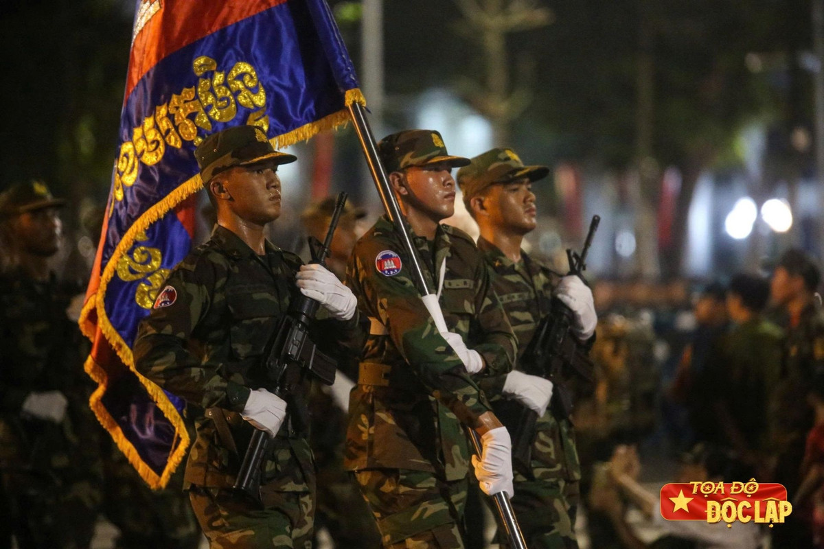 Các chiến sĩ Campuchia bước đi trong tiếng reo hò của người dân xung quanh. Sự hiện diện của các lực lượng quốc tế không chỉ tạo điểm nhấn cho lễ diễu binh mà còn thể hiện tình đoàn kết, hữu nghị giữa Việt Nam với những quốc gia láng giềng và bạn bè truyền thống. Ảnh: Nhật Anh.