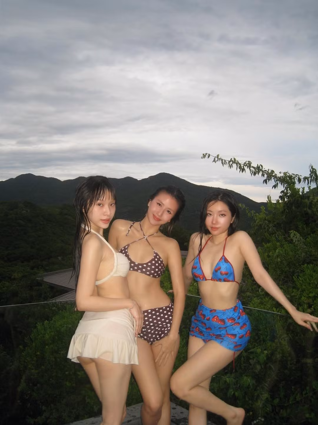 Trên trang cá nhân, các cô nàng đăng tải bộ ảnh thả dáng bên bờ biển, tận hưởng những giây phút thư giãn bên các chị em. (Ảnh: IG @orange.97_)