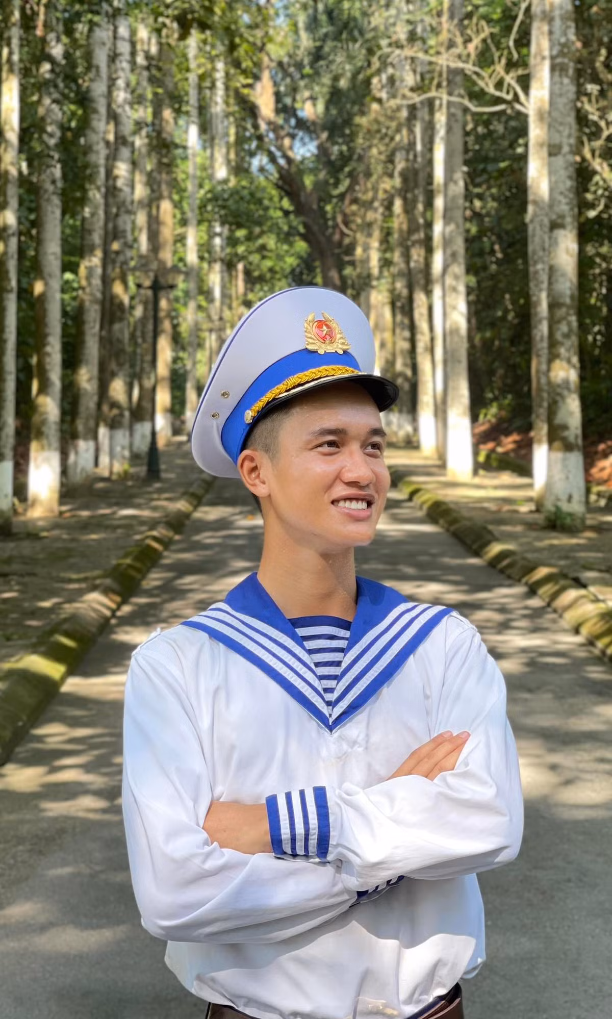 Với phong thái thân thiện, hài hước và đặc biệt là nụ cười luôn thường trực, anh đã lan tỏa nguồn năng lượng tích cực, giúp người dân hiểu hơn về hình ảnh người lính trong thời bình.(Ảnh: FBNV)