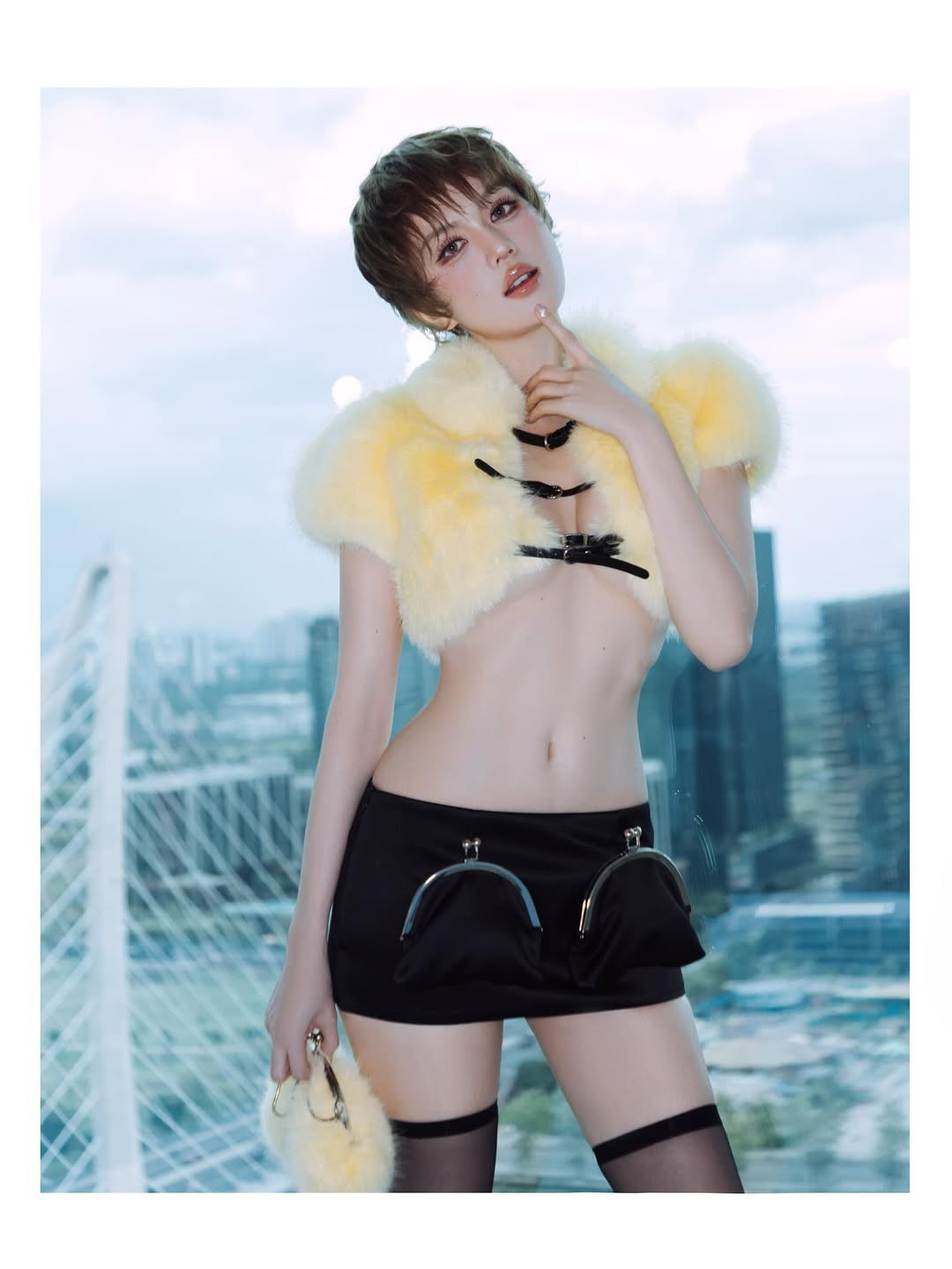 Đi kèm là chiếc chân váy đen siêu ngắn cũng đôi tất đen mỏng khiến outfit càng thêm táo bạo, gợi cảm.