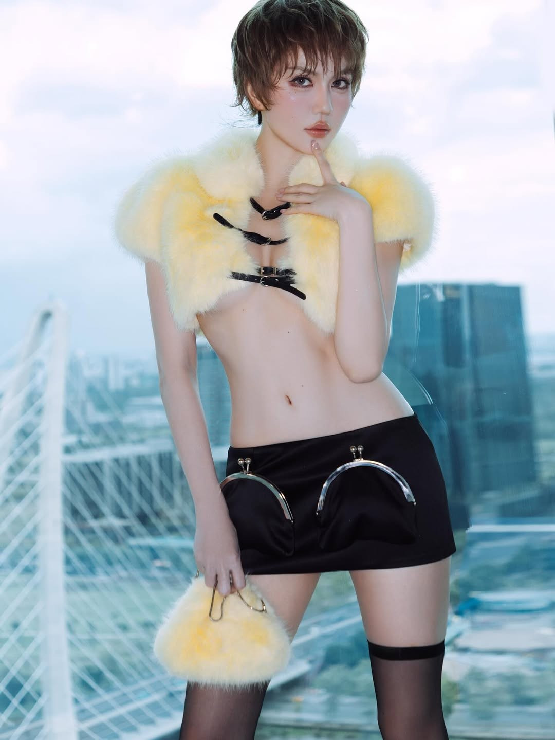 Ngọc Trinh lựa chọn thiết kế áo lông màu "vàng gà con" dáng lửng, kết hợp với mốt không nội y, mang đến tổng thể nửa kín nửa hở khiến người đối diện không thể rời mắt.