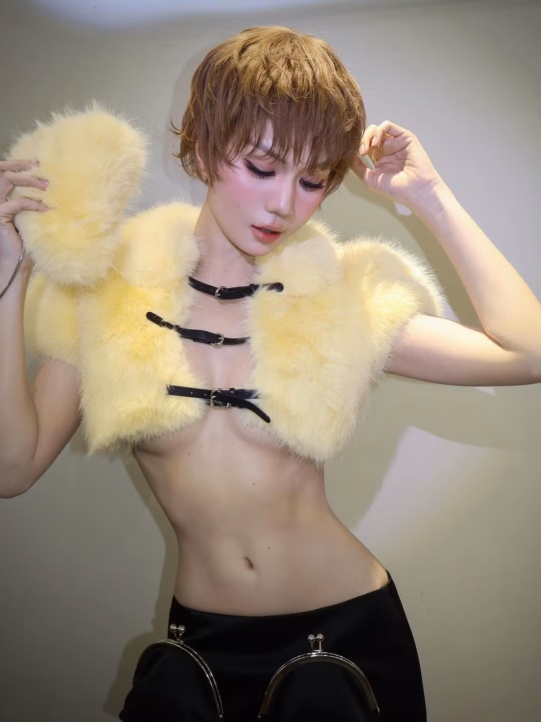 Không chỉ gây ấn tượng bởi trang phục, Ngọc Trinh còn thu hút sự chú ý nhờ cách tạo dáng chuyên nghiệp trước ống kính.