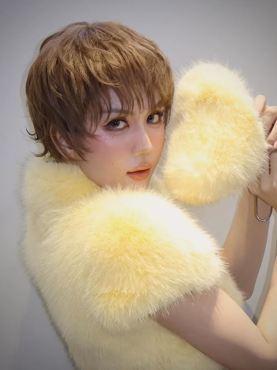 Kiểu tóc bob ngắn với mái thưa giúp Ngọc Trinh trông trẻ trung và hiện đại. Lối trang điểm tự nhiên với cách nhấn nhá vào phần mắt làm nổi bật vẻ đẹp tự nhiên của cô.