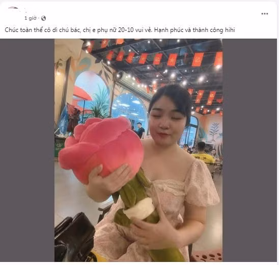 Bông hoa hồng khổng lồ năm nay cũng trở thành "hot trend" được nhiều anh chàng thuộc cánh mày râu săn lùng để tặng cho chị em.