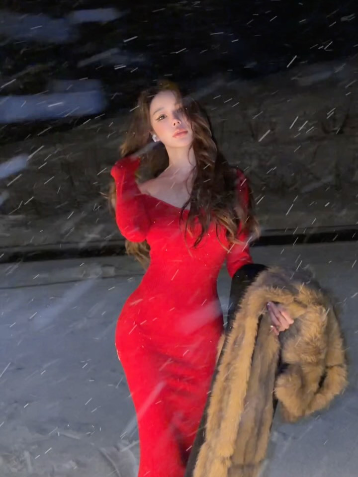 Từ những bữa tiệc sang trọng tại Paris đến những chuyến trượt tuyết tại Hokkaido, Yuanyuan luôn biết cách làm mới mình bằng những bộ trang phục đắt đỏ từ các thương hiệu xa xỉ. (Ảnh: IGNV)