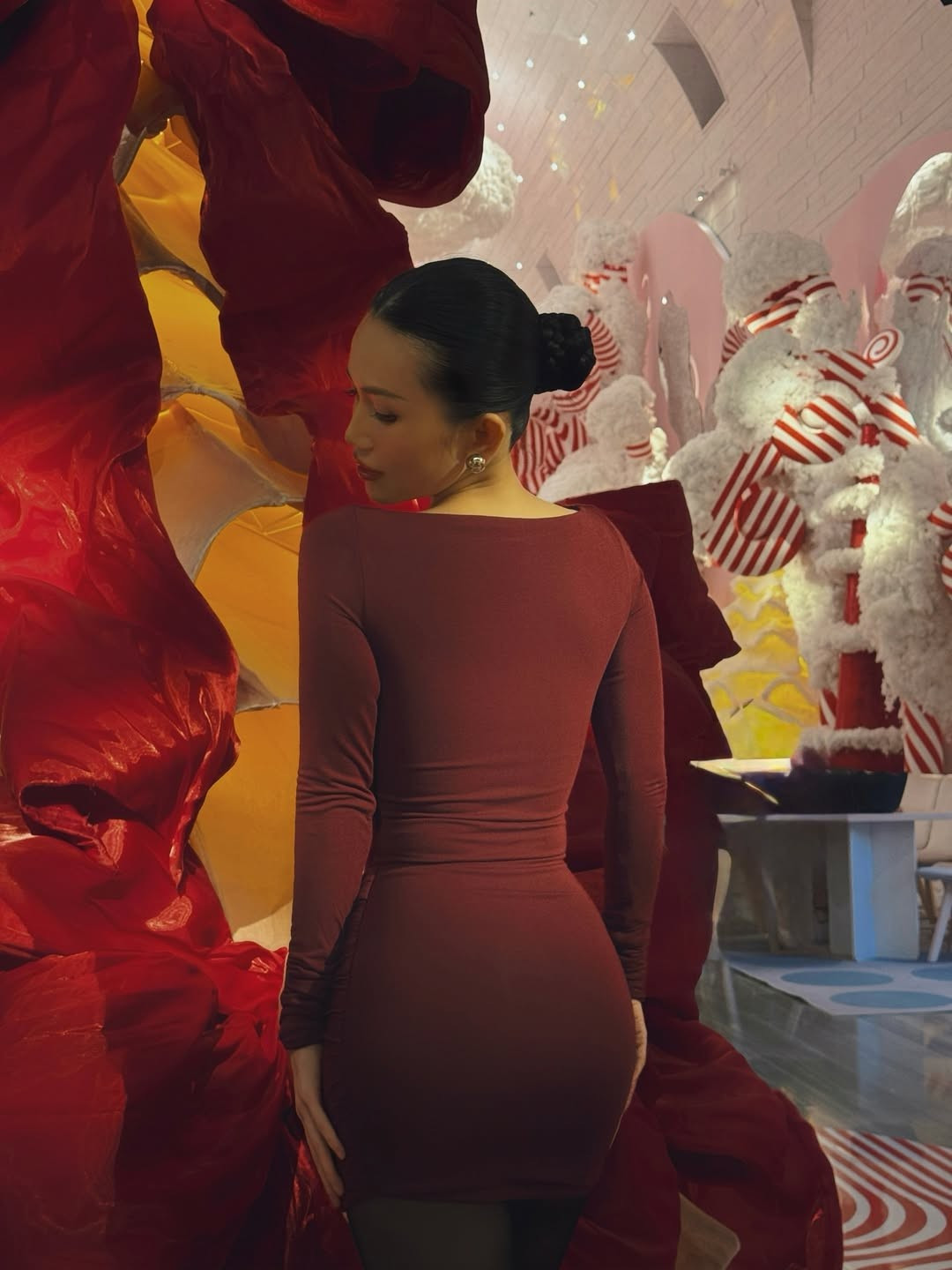 Dù trong bất kỳ khung hình nào, người ta cũng thấy được sự tự tin toát ra từ thần thái của Sĩ Thanh. Cô không chỉ mang đến gợi ý diện đồ cho đêm Giáng sinh mà còn truyền cảm hứng về việc chăm sóc và yêu chiều bản thân. (Ảnh: IGNV)