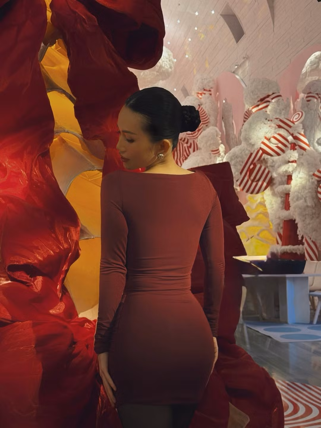 Dù trong bất kỳ khung hình nào, người ta cũng thấy được sự tự tin toát ra từ thần thái của Sĩ Thanh. Cô không chỉ mang đến gợi ý diện đồ cho đêm Giáng sinh mà còn truyền cảm hứng về việc chăm sóc và yêu chiều bản thân. (Ảnh: IGNV)