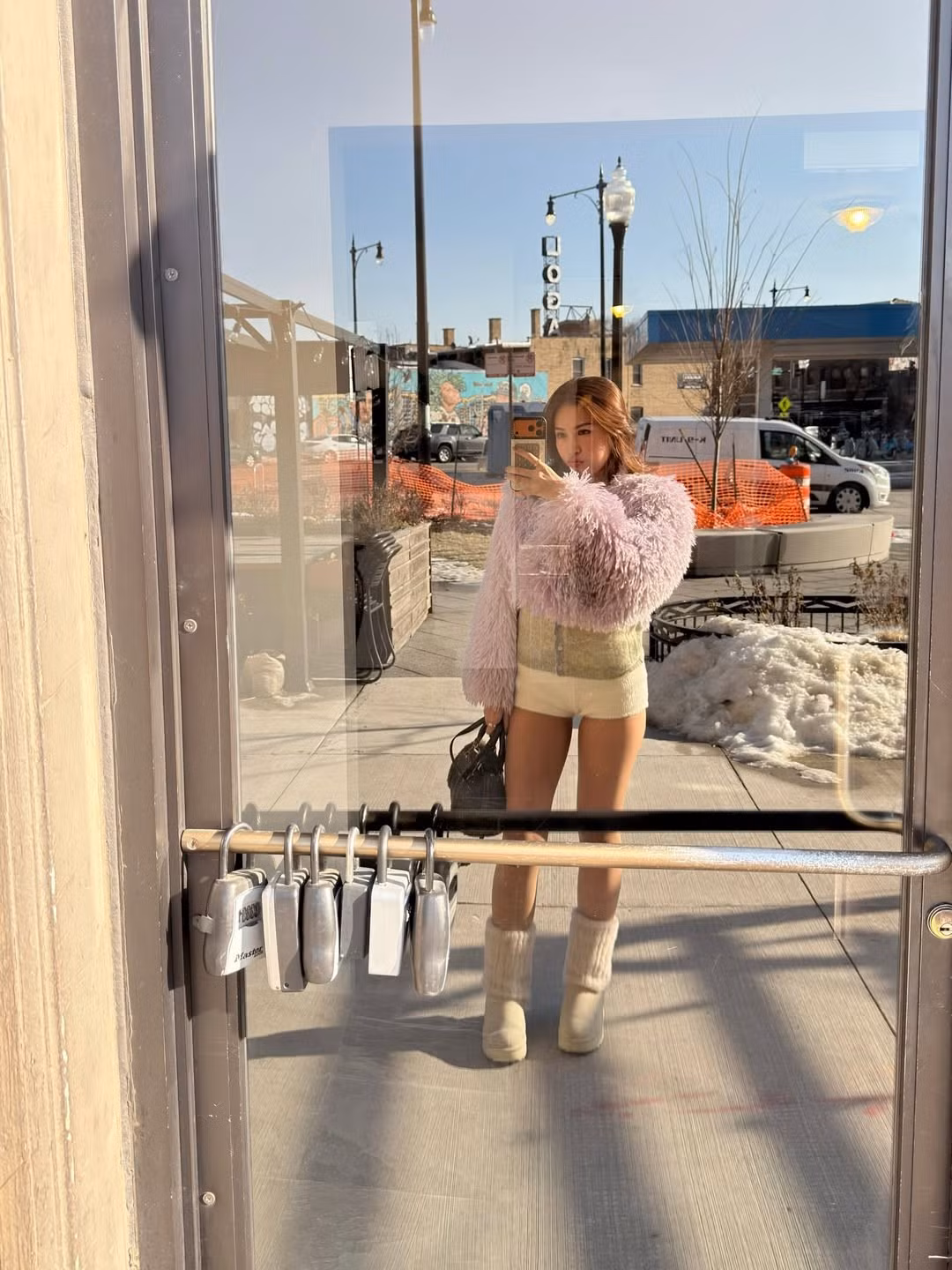 Bên trong, cô kết hợp cùng áo cardigan len mỏng tông màu xanh mint nhẹ nhàng, tạo nên một dải màu pastel thanh lịch. (Ảnh: IGNV)