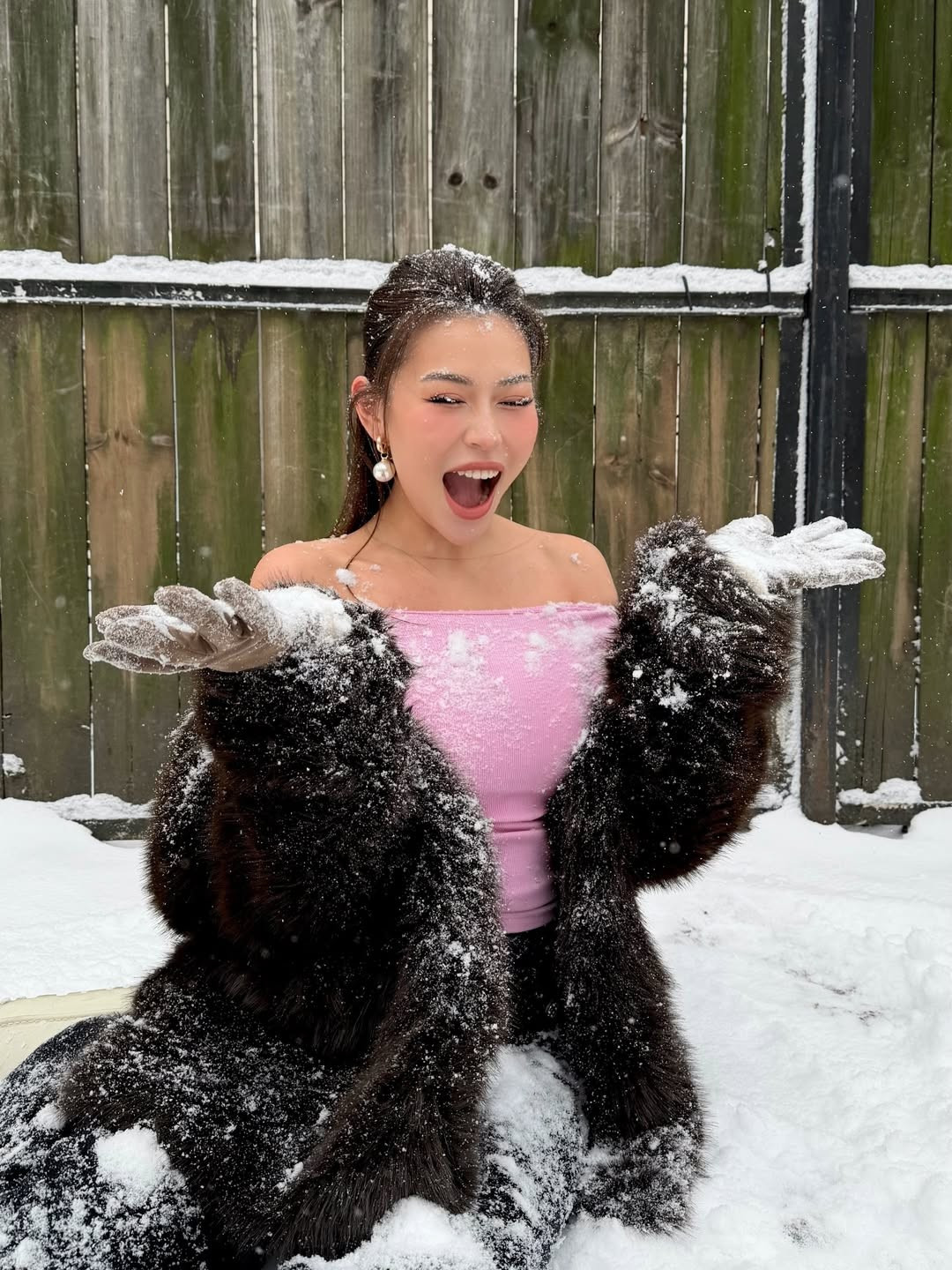 Điều khiến người hâm mộ thích thú nhất chính là sự lăn xả của cô nàng. Không chỉ dừng lại ở những kiểu dáng "pose" lạnh lùng, sang chảnh, Nguyên Newin còn ghi điểm với những khoảnh khắc tinh nghịch, vui đùa cùng tuyết. Nụ cười rạng rỡ của cô như sưởi ấm cả không gian giá lạnh, mang đến một nguồn năng lượng tích cực và đầy sức sống. (Ảnh: IGNV)