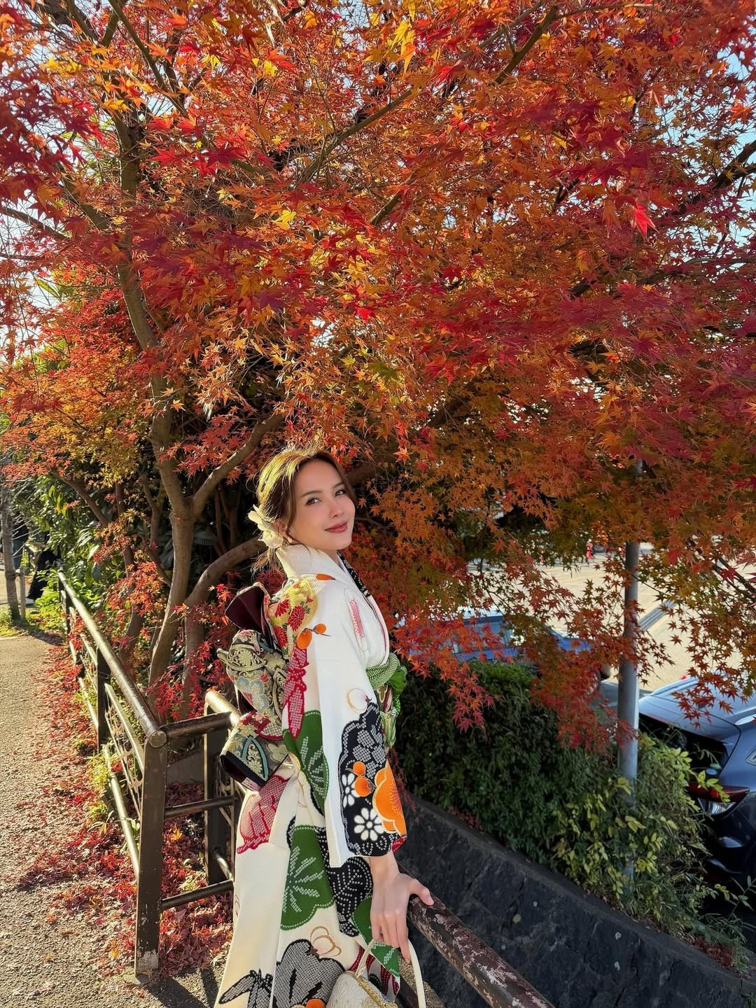 Loạt ảnh mới cho thấy Thiều Bảo Trâm đã chọn đến thăm xứ sở Phù Tang vào đúng mùa thu đẹp nhất, khi những hàng phong và ngân hạnh chuyển sang sắc đỏ, vàng rực rỡ. (Ảnh: IGNV)
