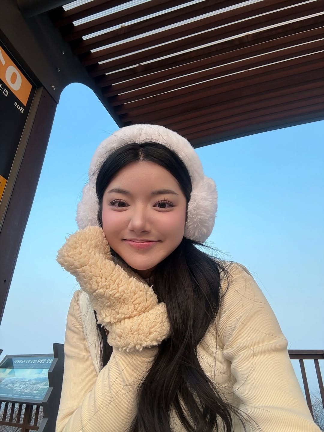 Xuất hiện giữa "biển khóa tình yêu" rực rỡ sắc màu, cô nàng lựa chọn set đồ trắng tinh khôi từ đầu đến chân, tạo nên hình ảnh một nàng thơ nhẹ nhàng, thanh tao. (Ảnh: IGNV)