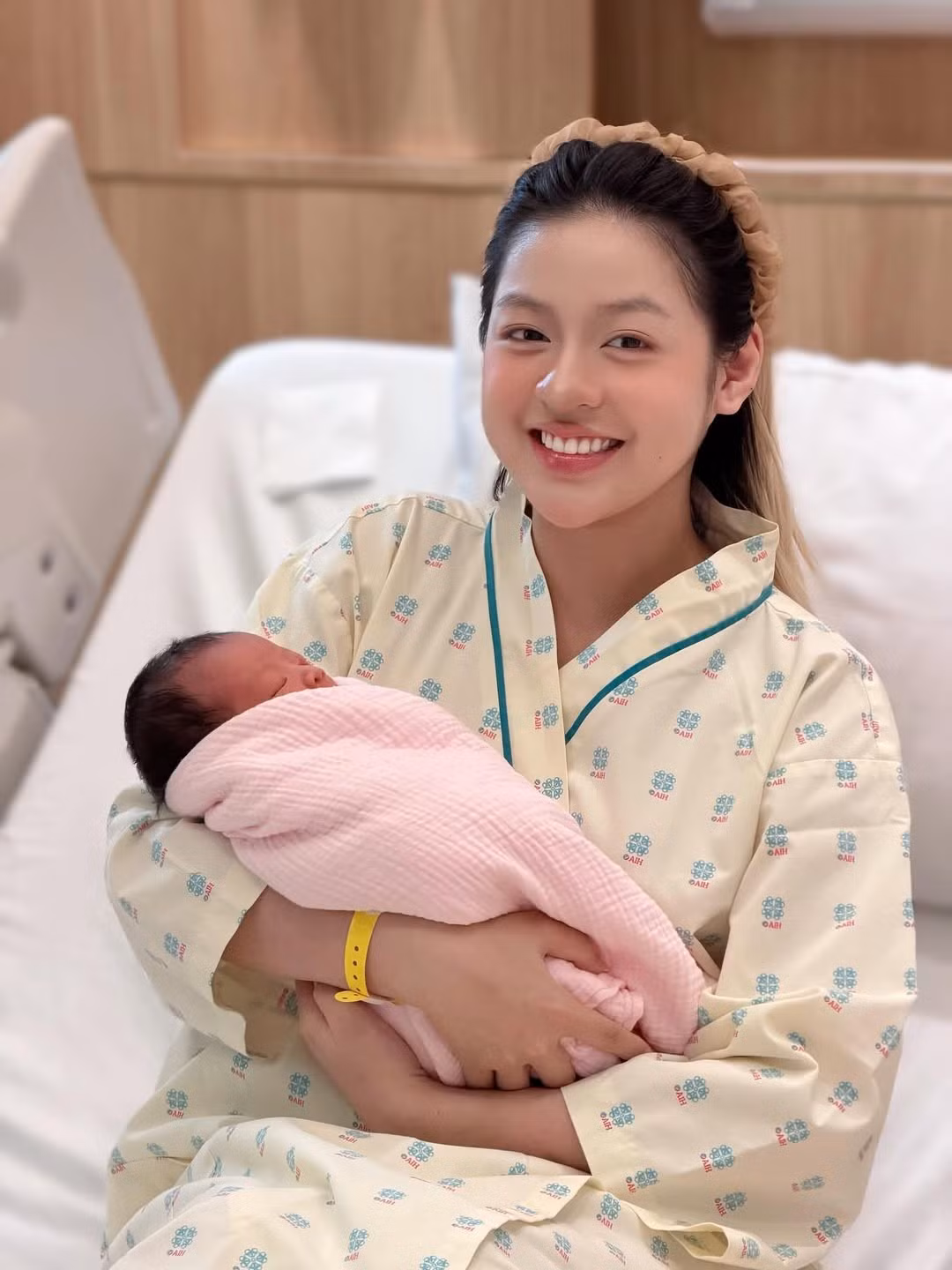 Trần Thanh Tâm (sinh năm 2000) từng là hiện tượng mạng xã hội với biệt danh "hot girl trứng rán". Cô kết hôn với CEO Mai Thiên Ân (sinh năm 1993) vào cuối năm 2024. (Ảnh: IGNV)