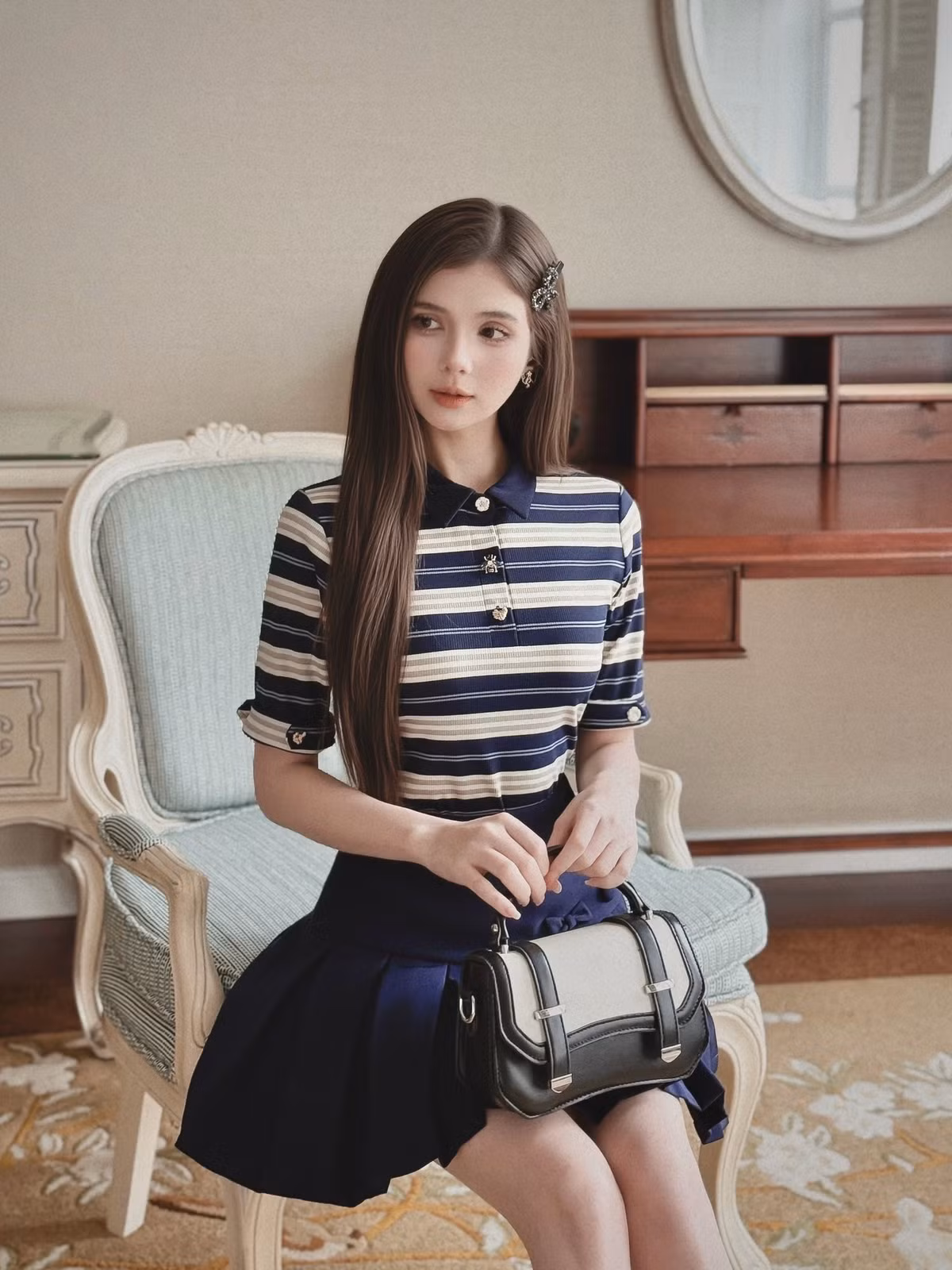 Trong một hình ảnh khắc, Xuân Mai chuyển sang phong cách hiện đại hơn với áo khoác sọc xanh-trắng-đen được phối cùng chân váy đen. (Ảnh: FBNV)