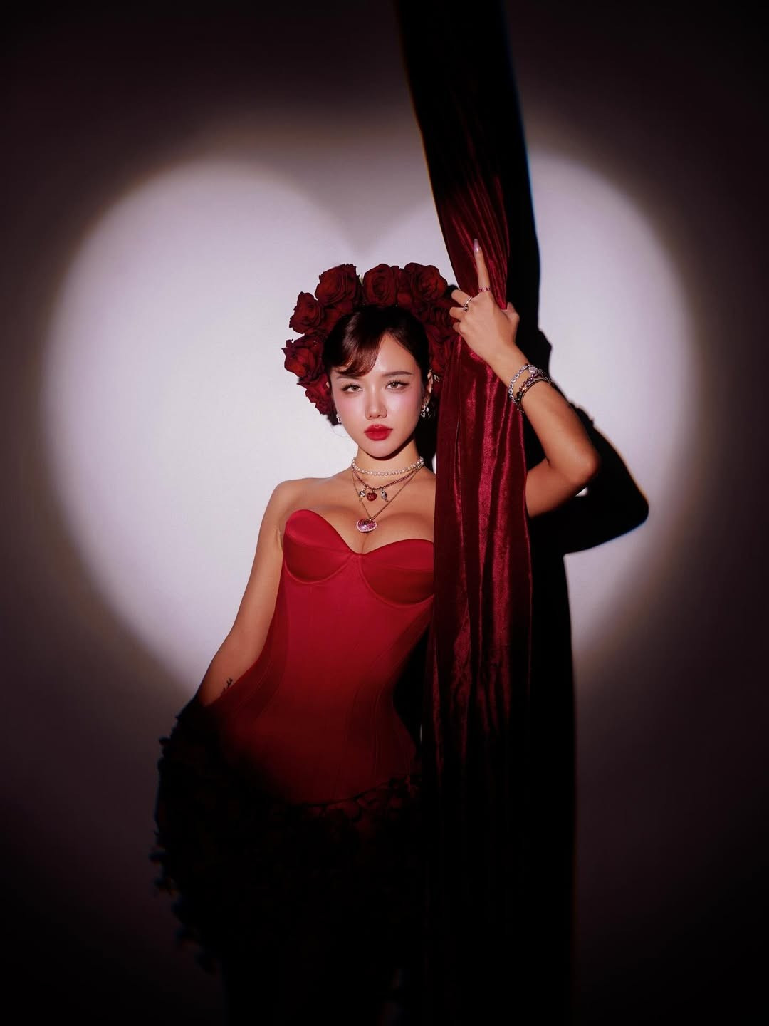 Khán giả cho rằng sắc đỏ thực sự sinh ra để dành cho Phương Ly, giúp cô vừa giữ được nét trẻ trung "hack tuổi", vừa toát lên sự mặn mà, cuốn hút (Ảnh: IGNV)