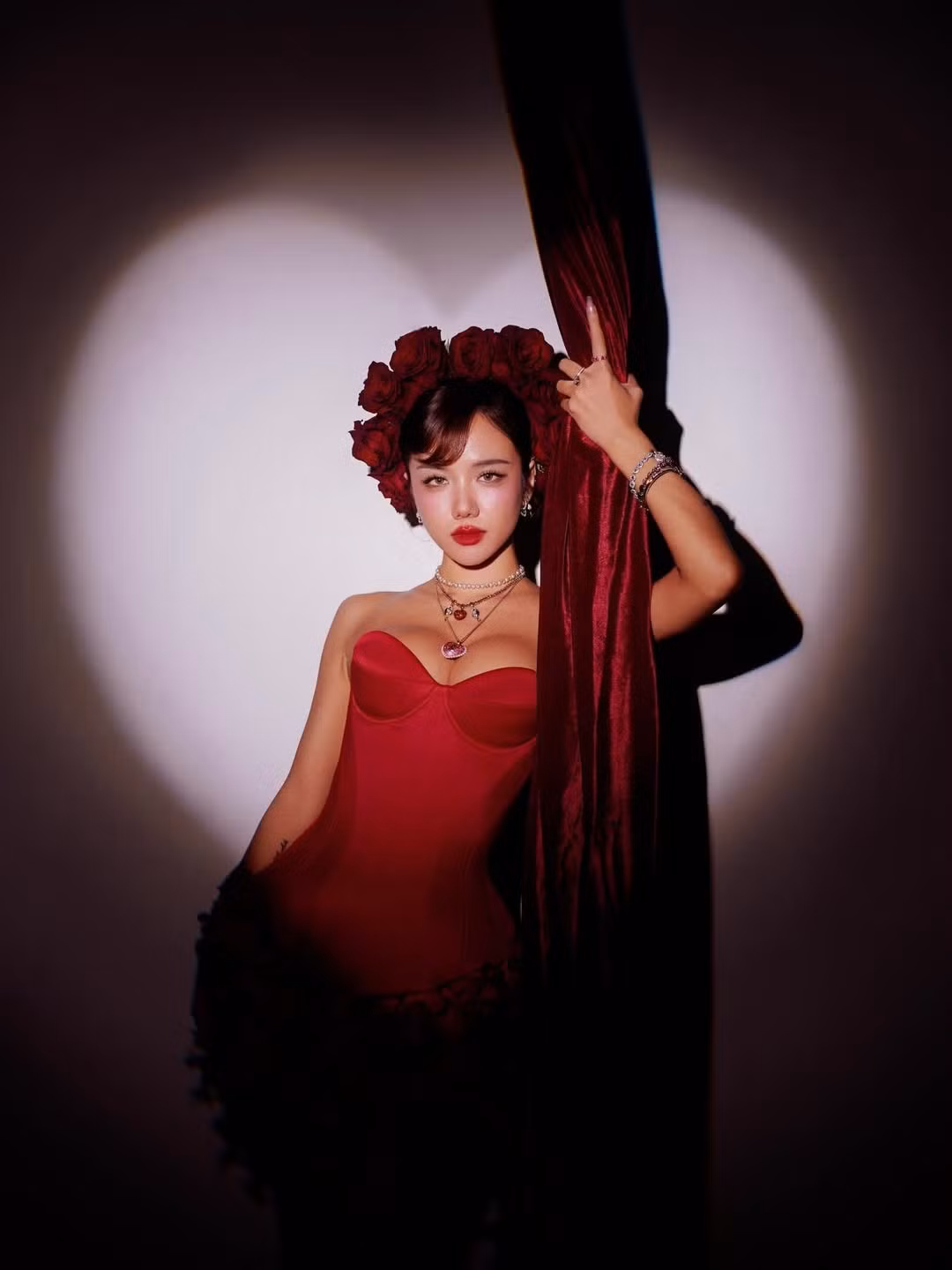 Khán giả cho rằng sắc đỏ thực sự sinh ra để dành cho Phương Ly, giúp cô vừa giữ được nét trẻ trung "hack tuổi", vừa toát lên sự mặn mà, cuốn hút (Ảnh: IGNV)