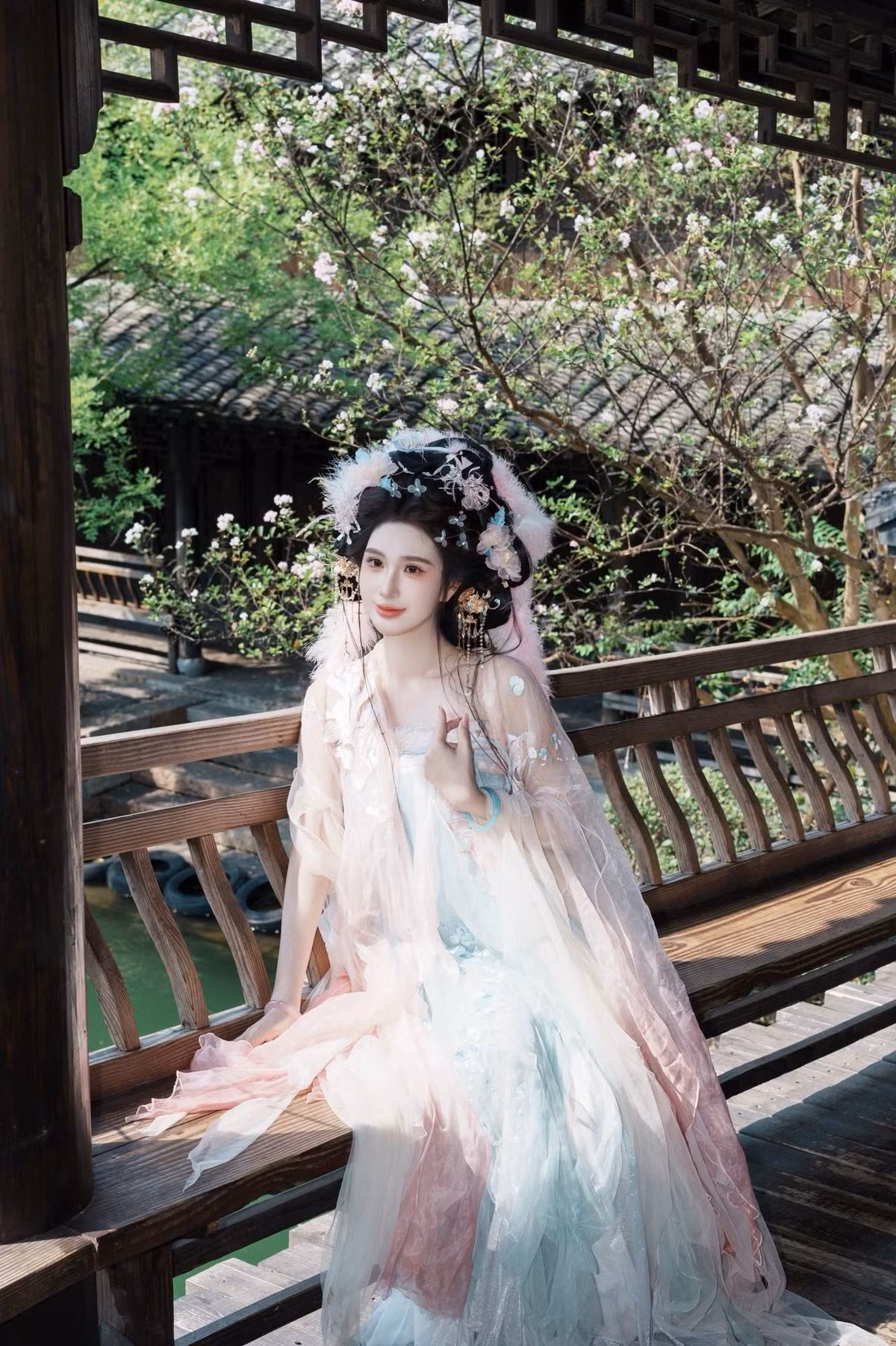 Sở hữu gương mặt sắc sảo, Ngọc Loan dễ dàng thể hiện thần thái đoan trang, kiêu sa khi cầm chiếc ô giấy dầu hay quạt bướm, hoàn toàn chinh phục vai diễn nàng thơ cổ điển. (Ảnh: FBNV)