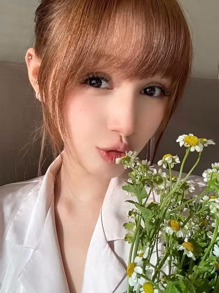 Trong một diễn biến khác, Xoài Non vẫn cập nhật tình hình của mình trong kênh chat với fan. Cô cho biết mình đang detox giảm cân và hiện tại đã ốm đi được một chút.