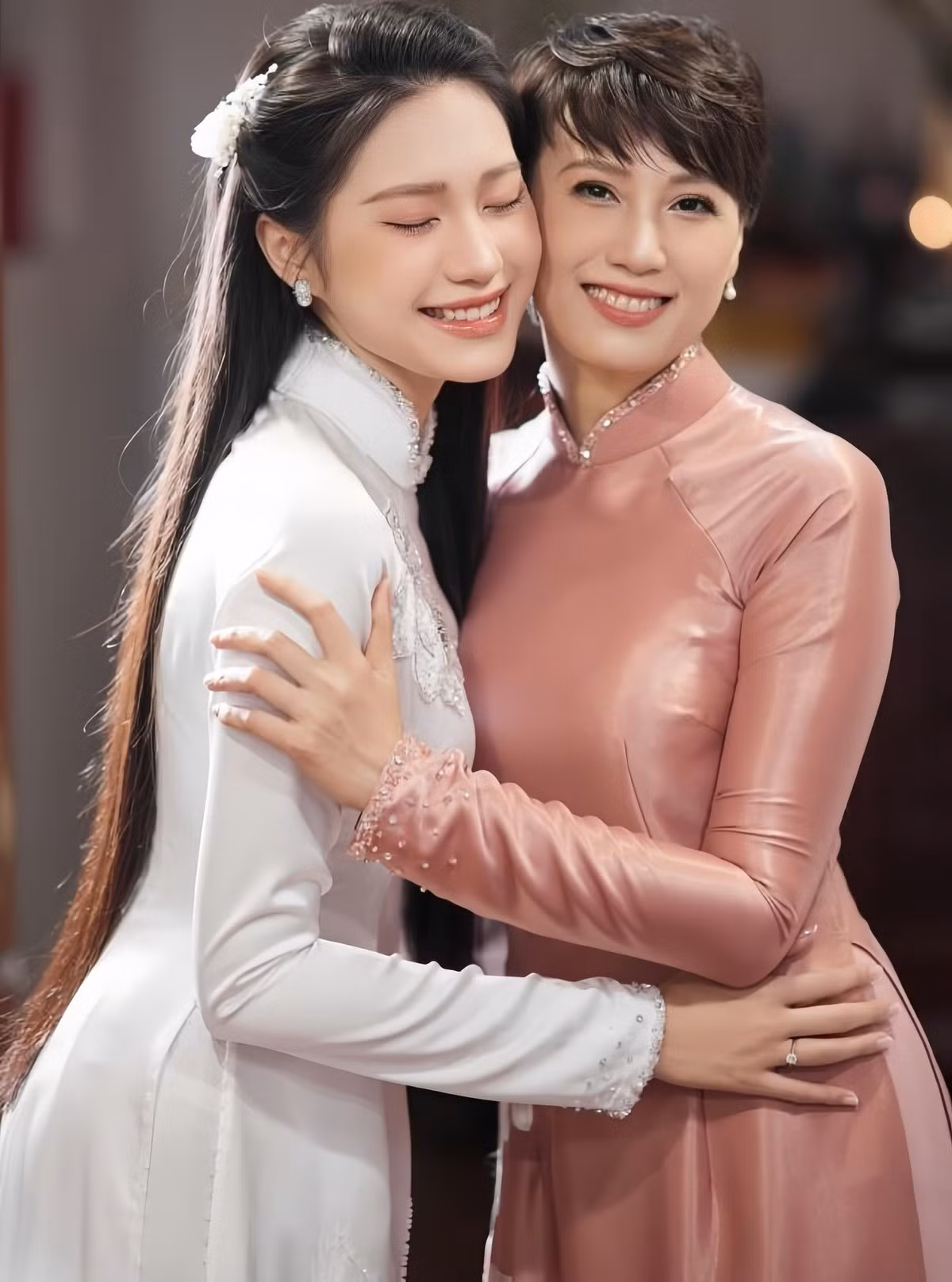 Hình ảnh xuất hiện bên con gái trong lễ cưới của Mai Đoàn từng khiến netizen phải xuýt xoa vì vẻ ngoài trẻ trung ấn tượng.