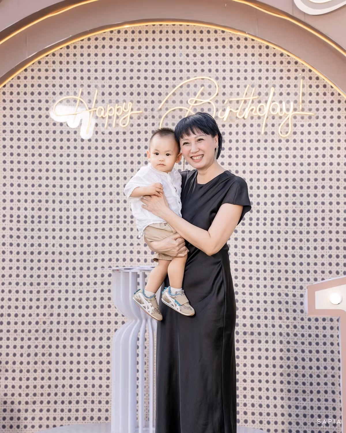 Bà cũng hướng đến phong cách hiện đại, thường sử dụng phụ kiện hàng hiệu làm điểm nhấn.