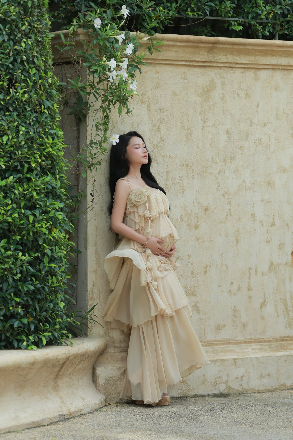 Cô cùng chồng vẫn giữ được tình cảm ngọt ngào, thường xuyên đi du lịch cùng nhau đến nhiều địa điểm, đất nước nổi tiếng.