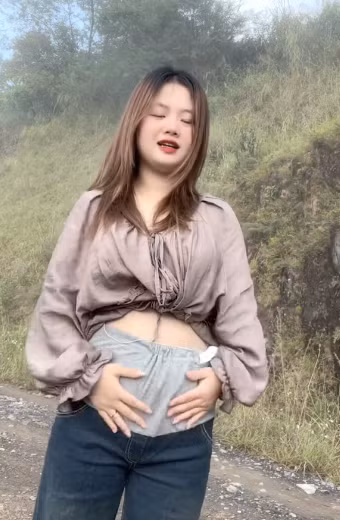 Đến cuối tháng 7/2025, Dua tiếp tục mang đến tin vui khi xúc động thông báo tin mang thai con đầu lòng bằng đoạn clip khoe que thử thai hai vạch. (Ảnh: FBNV)