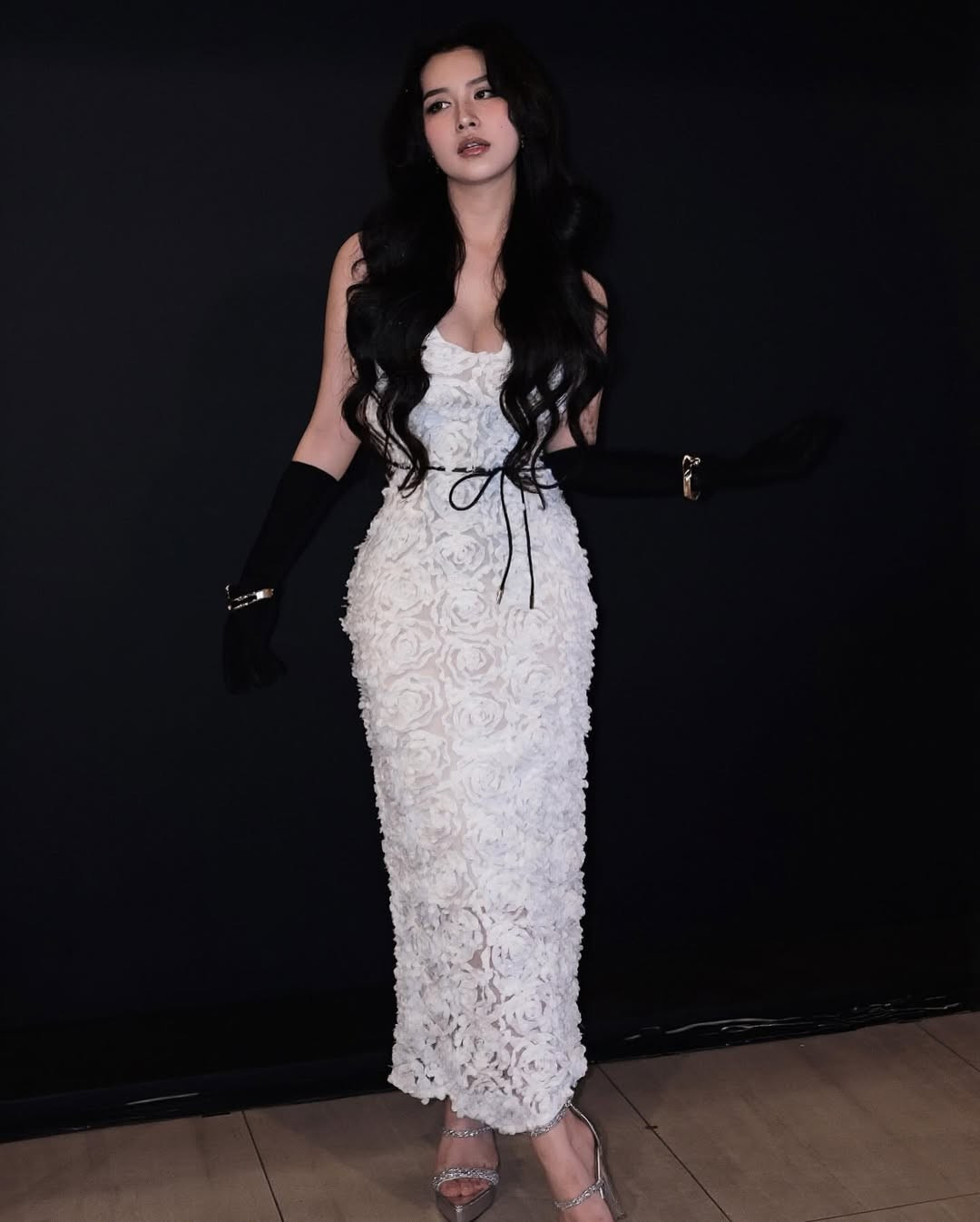 Quyên Qui từng vướng vào những tin đồn về gia thế, đời tư, hay các bình luận tiêu cực về diễn xuất, tuy nhiên cô nàng phủ nhận vấn đề này. Cô nàng cũng từng lên tiếng trên trang cá nhân về chuyện tình cảm cá nhân. (Ảnh: IGNV)