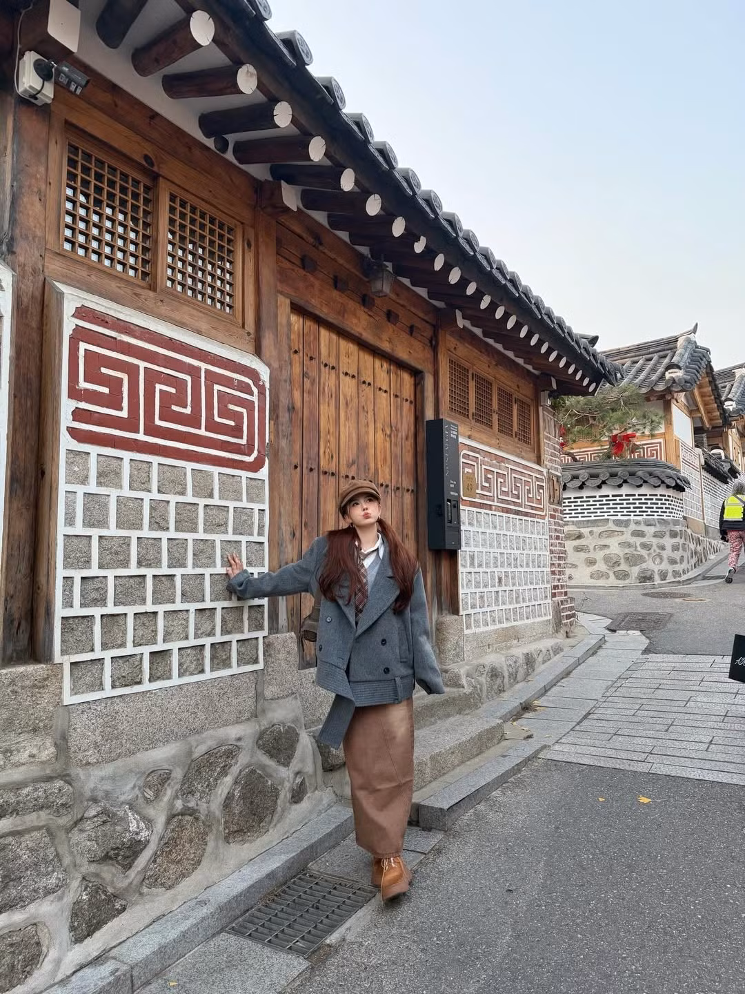 Trong loạt ảnh mới được chia sẻ, Ngân Hà đã ghi lại hành trình khám phá xứ sở kim chi vào một ngày cuối thu se lạnh. Phong cách thời trang và thần thái của cô nàng đã thực sự "đốn tim" người hâm mộ. (Ảnh: IGNV)