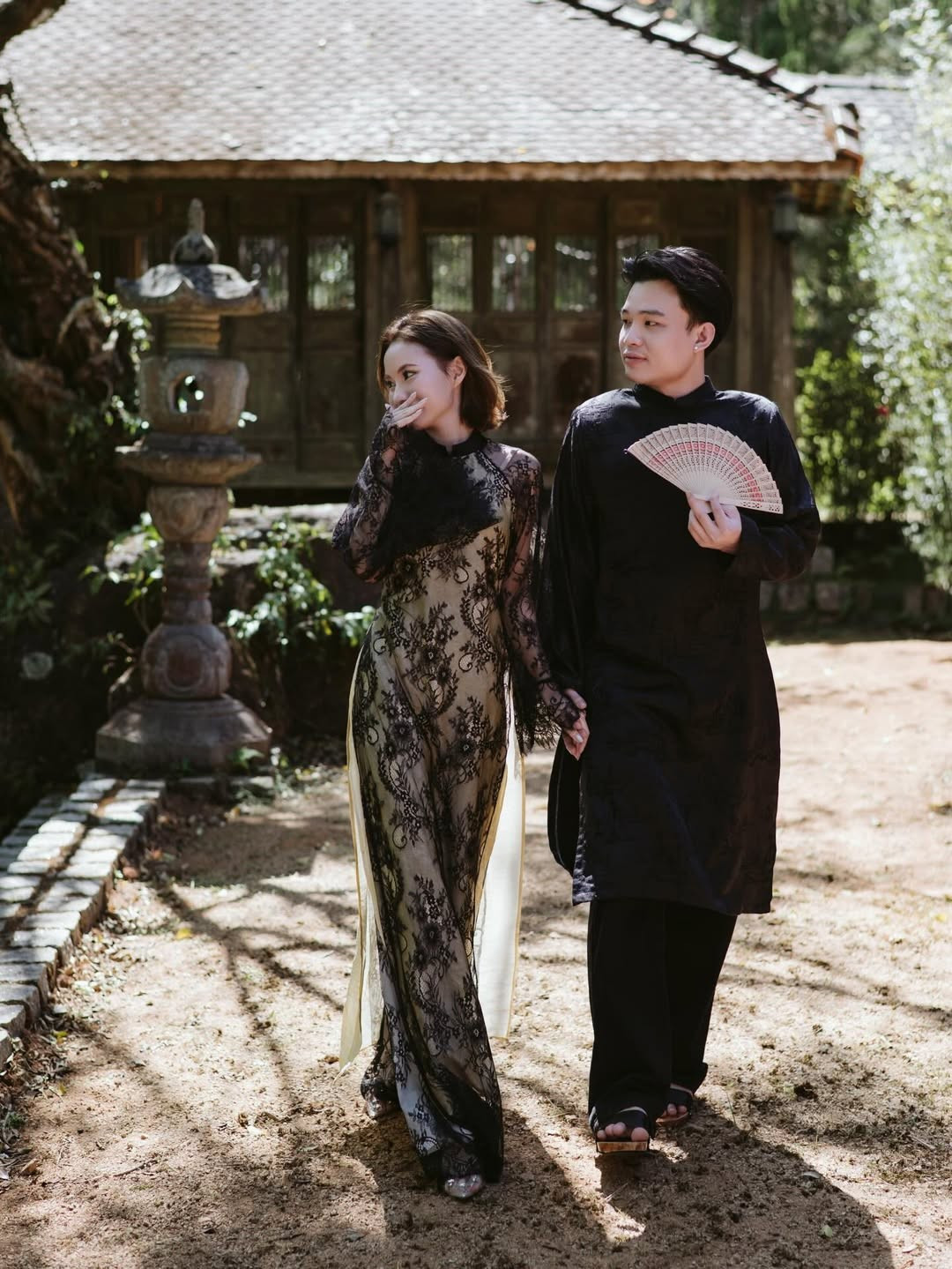 Trong bộ ảnh lần này, Maris xuất hiện đầy nam tính và đĩnh đạc trong bộ Áo dài ngũ thân cách tân màu đen với họa tiết chìm tinh tế. (Ảnh: IGNV)