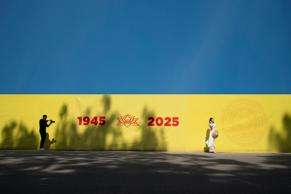 Đặc biệt, một khu vực ở trước quảng trường Ba Đình với phông nền là tấm banner lớn có in dòng chữ 1945-2025 những ngày gần đây thu hút rất nhiều bạn trẻ chụp ảnh. (Ảnh: Facebook Trương Minh Bảo)