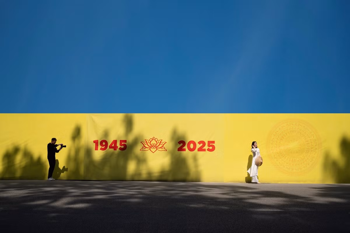 Đặc biệt, một khu vực ở trước quảng trường Ba Đình với phông nền là tấm banner lớn có in dòng chữ 1945-2025 những ngày gần đây thu hút rất nhiều bạn trẻ chụp ảnh. (Ảnh: Facebook Trương Minh Bảo)